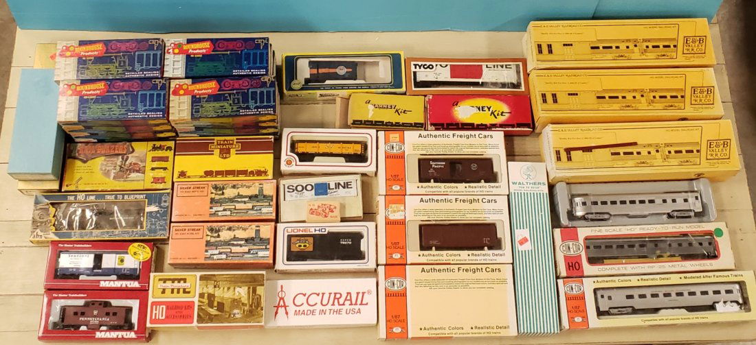 Mixed Lot of 48 HO Scale Train cars & Kits (1 of 3)