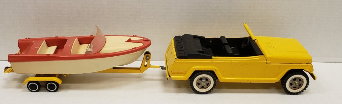 Tonka Pressed Steel Jeepster Runabout: 28" Toy Tonka Jeepster with boat trailer with plastic boat. Excellent condition with minor scuffs. PLEASE READ & UNDERSTAND THE PAYMENT & SHIPPING TERMS FOR THIS AUCTION PRIOR TO PLACING BIDS. ALL BID