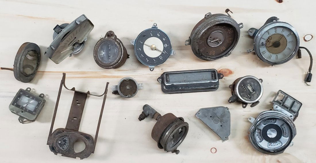 Mixed lot of 30's 40's 50's speedometers & clocks (1 of 4)