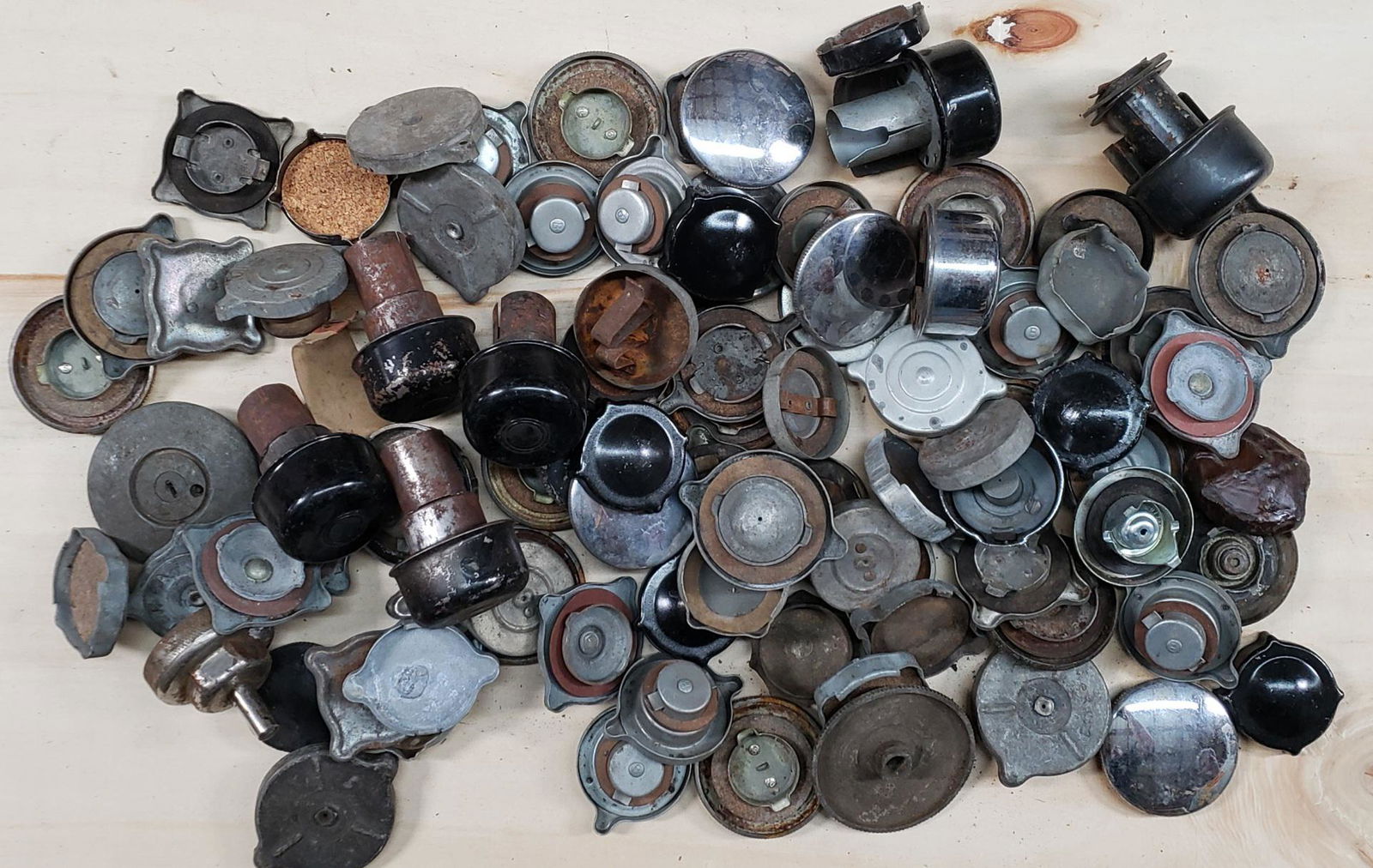 Mixed lot of new & used gas, radiator oil filter caps (1 of 4)