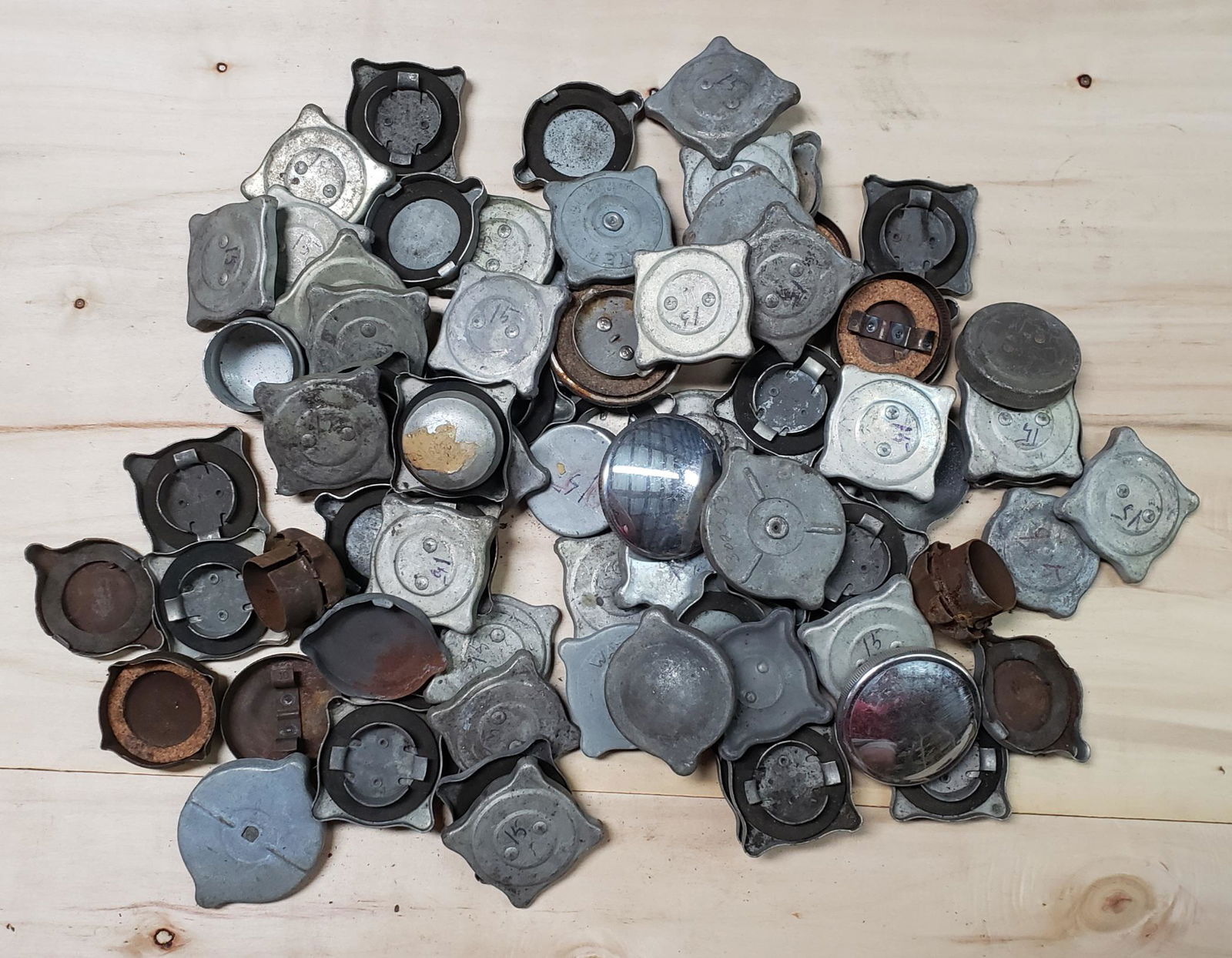 Mixed lot of new & used gas and radiator caps (1 of 3)