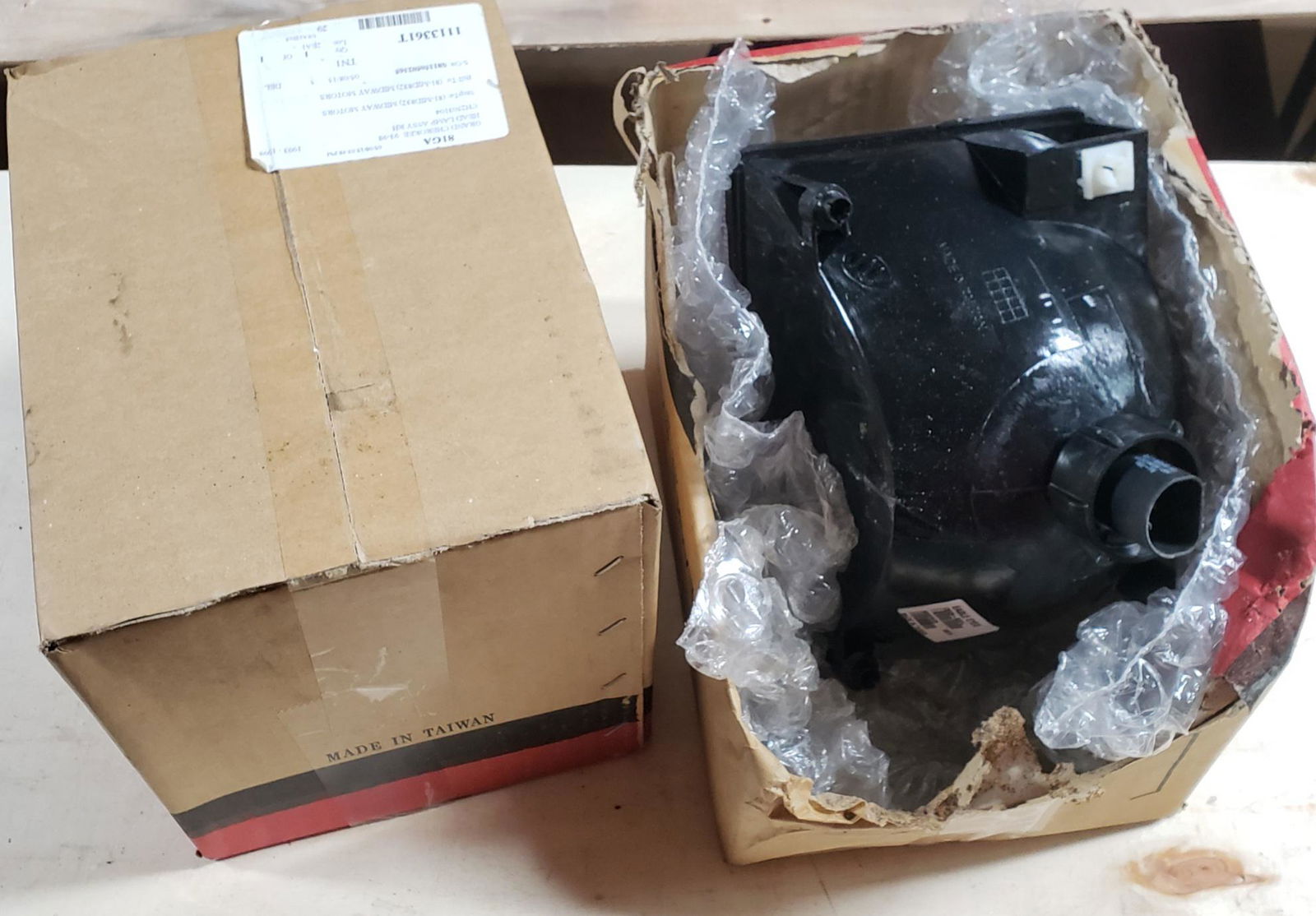 NOS Pair of 1993-98 Jeep Grand Cherokee Headlamps (1 of 2)