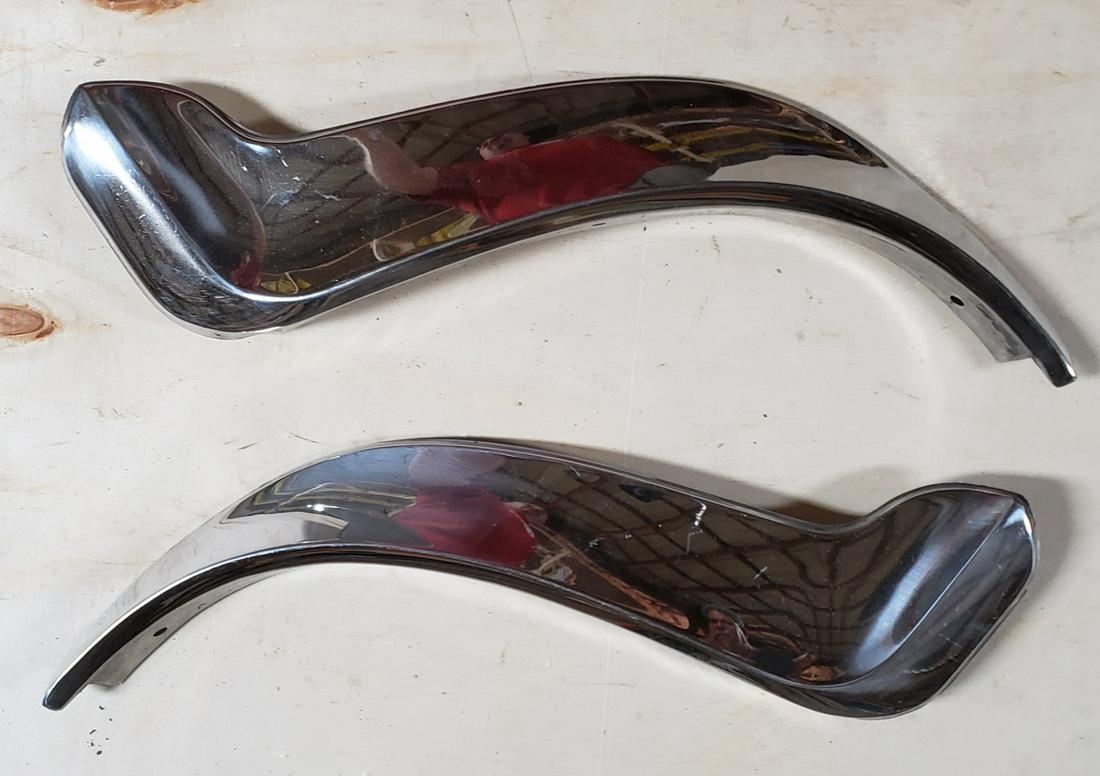 New pair of Mopar accessory fender guard trim moulding (1 of 2)