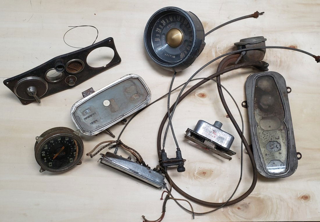 Grab bag lot of speedometer gauge clusters (1 of 5)