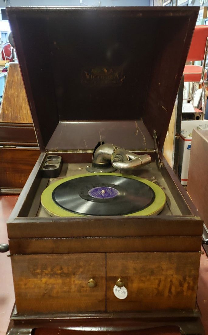 Victrola VV-IX VictorTalking Machine Company: 17" x 20" x 15" Countertop Victor 78rpm record player. Not spinning at proper speed, cabinet has been stripped and partially redone. Needs Work. PLEASE NOTE, THERE IS ONLY ONE WAY TO PAY FOR ONLINE IT