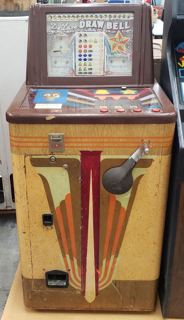 DeLuxe Draw Bell 5 cent slot machine 1940's (1 of 1)