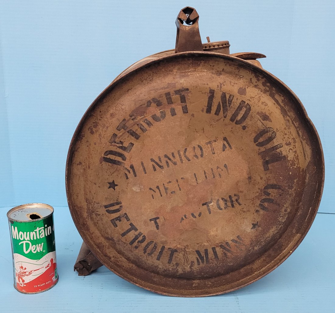 Detroit Ind. Oil 5 Gallon Rocker can: 5 gallon rocker oil can with Detroit Ind. painted advertising. Shows normal wear with surface rust,scuffs, dent on top. *PLEASE NOTE, THERE IS ONLY ONE WAY TO PAY FOR ONLINE ITEMS IN THIS AUCTION WHIC