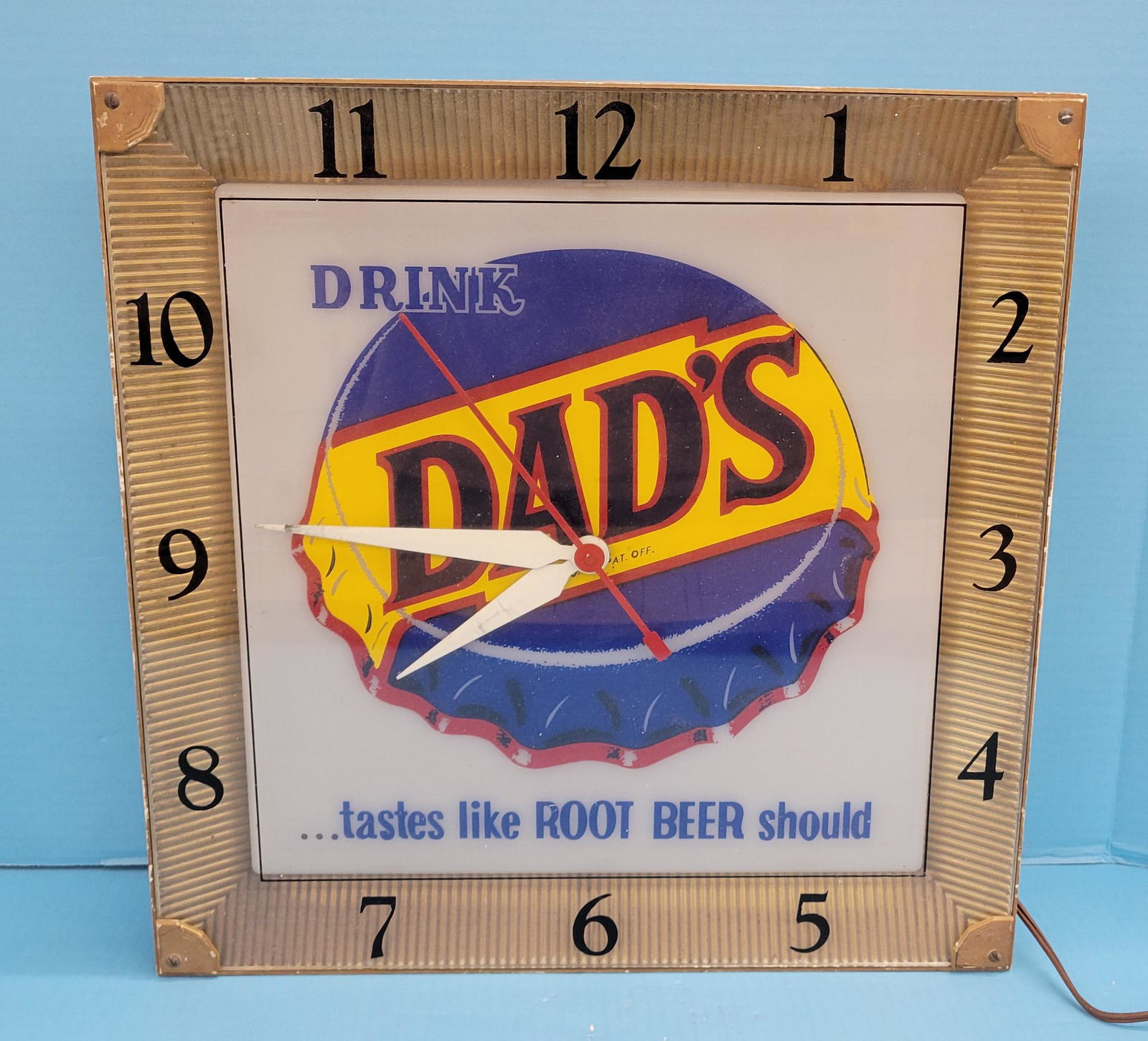 Drink Dad's Root Beer Electric Light Up Clock (1 of 2)