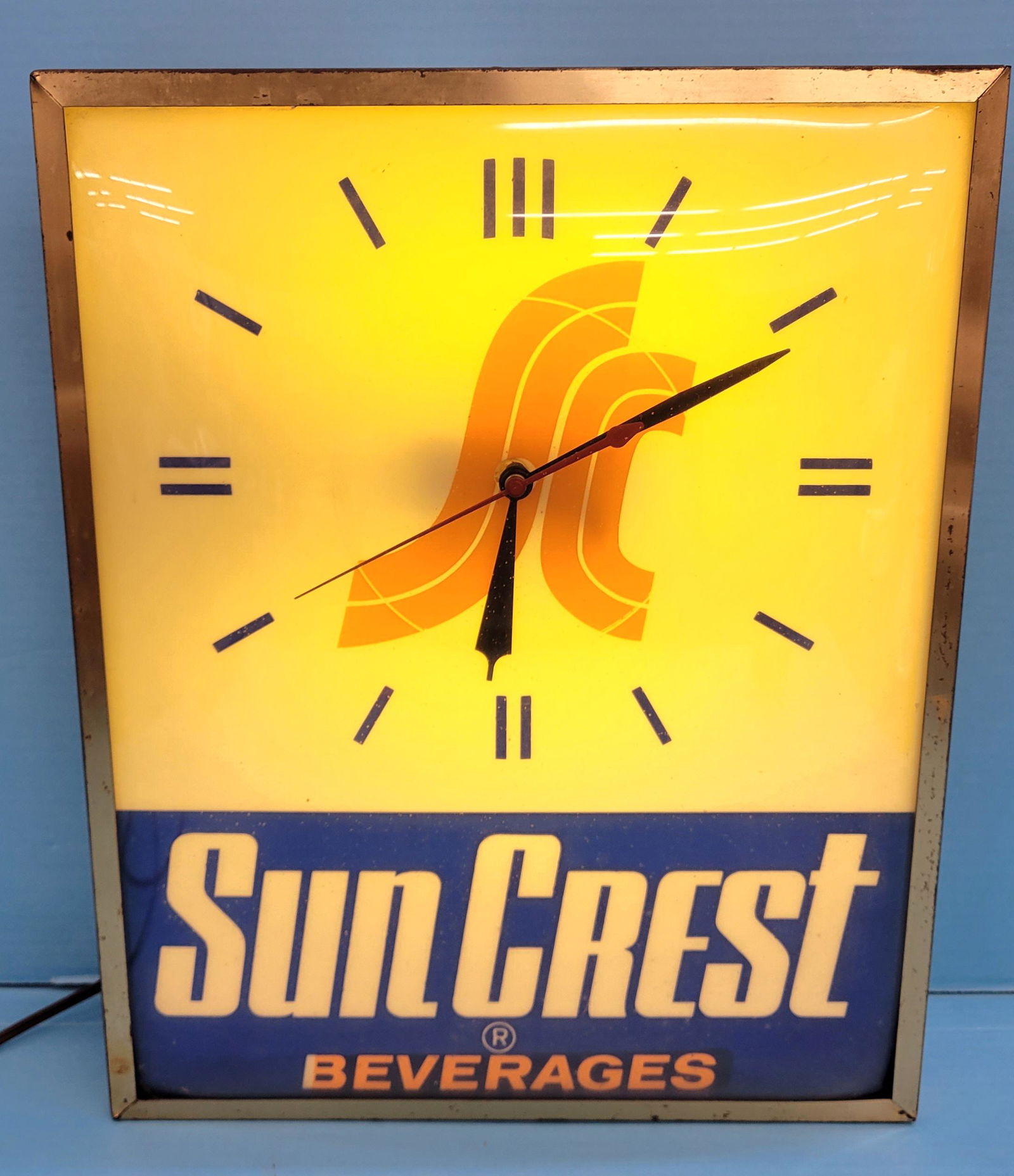 Sun Crest Beverages Electric Light Up Clock (1 of 3)