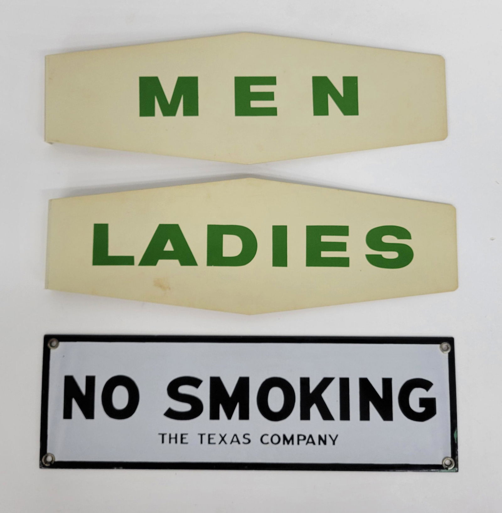 Texaco No Smoking SSP Sign & Pair of Texaco Ladies/Men Metal Restroom Flange Signs (1 of 2)