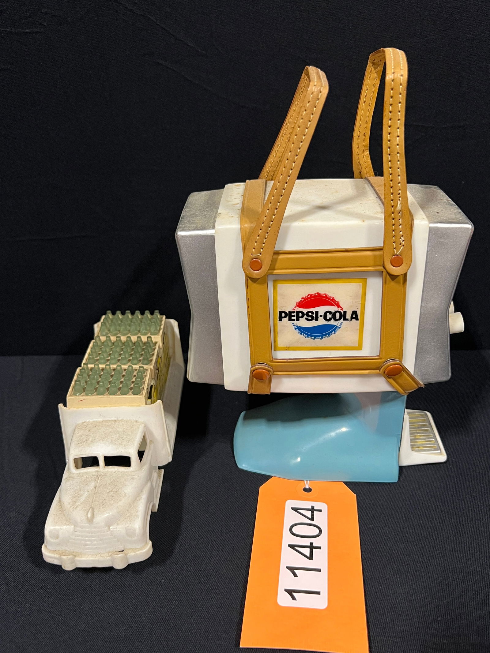 Pepsi Cola Marx toy truck + transistor radio dispenser (1 of 4)