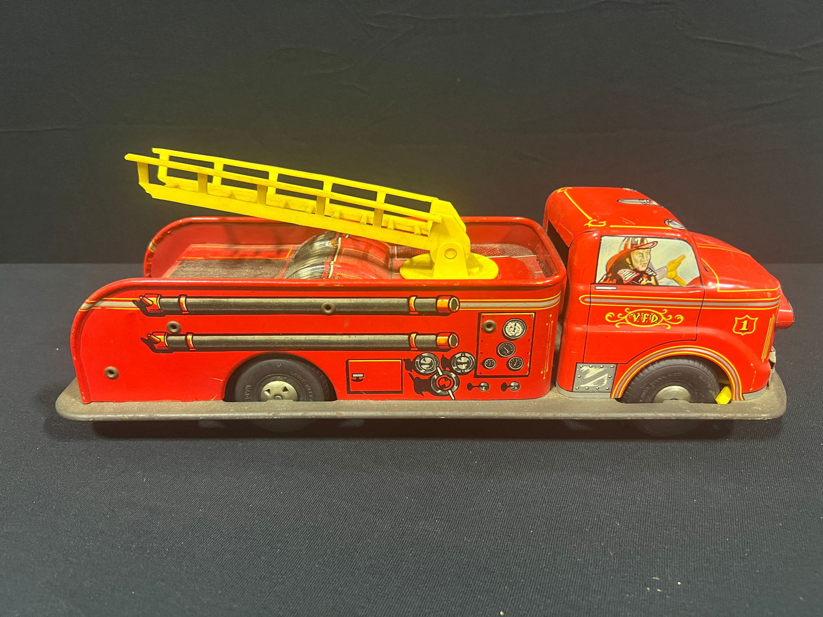 Marx toy tin litho friction fire truck (1 of 4)