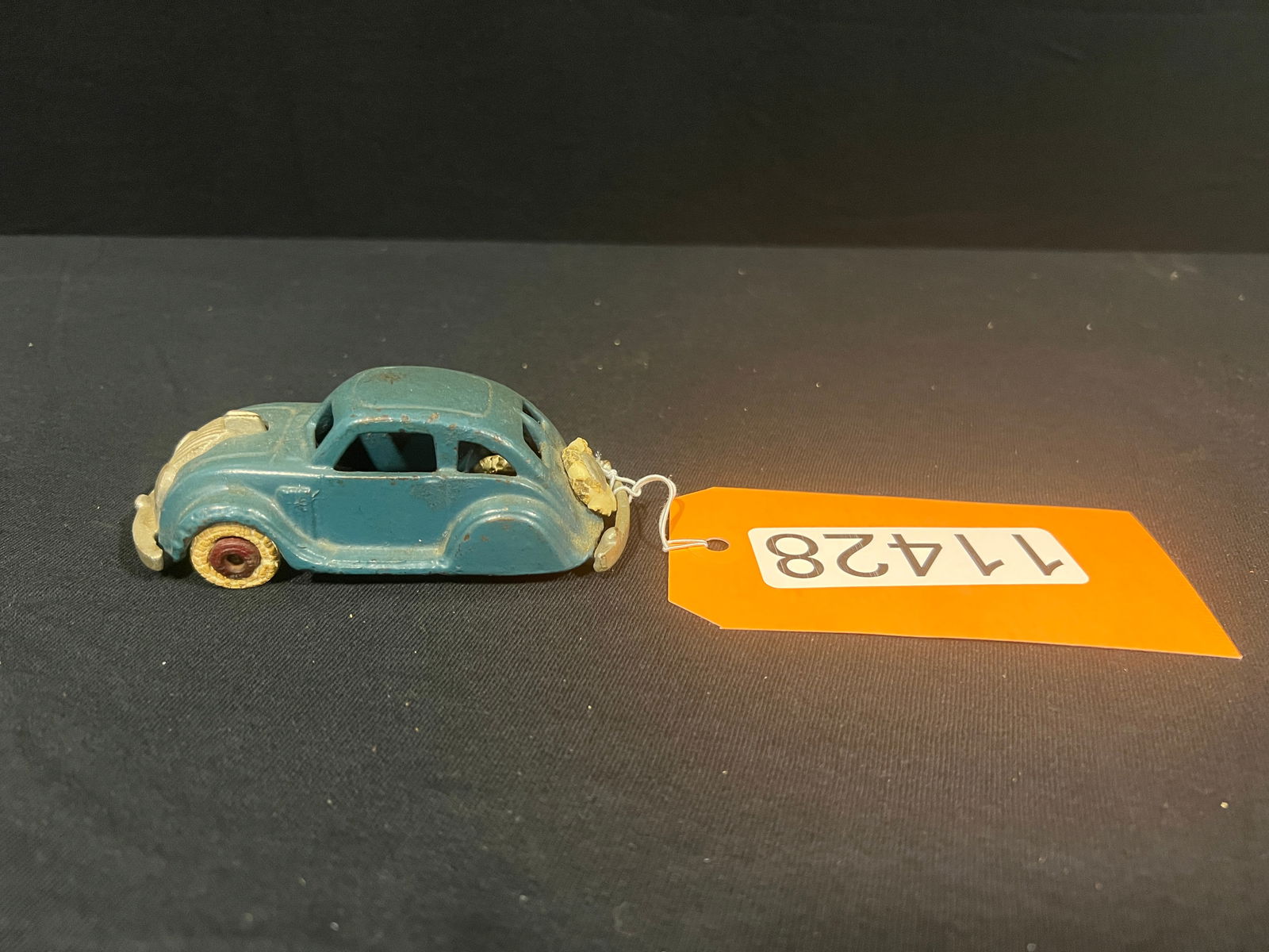 Hubley Chrysler airflow cast metal toy car (1 of 4)
