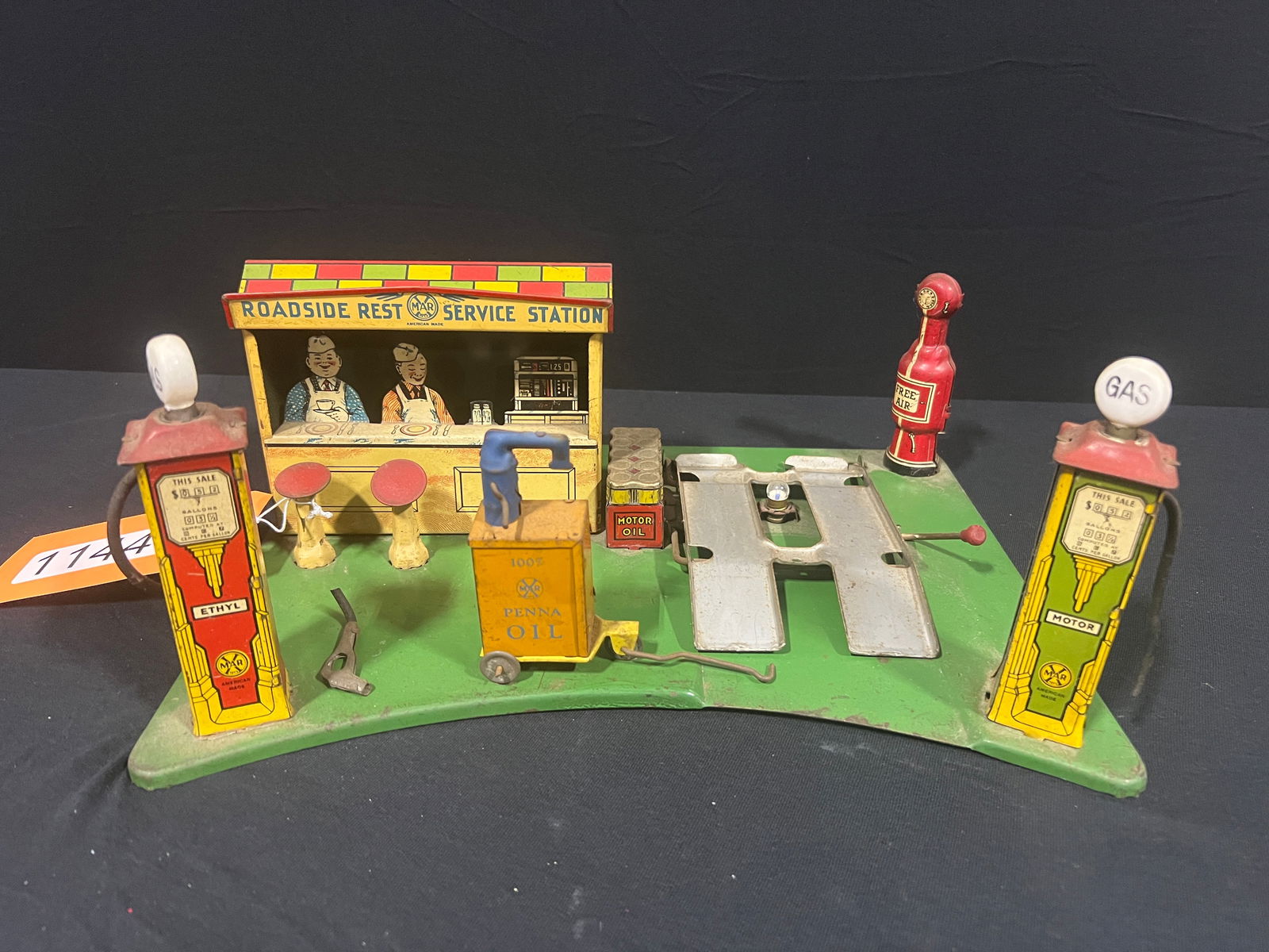 Marx tin Roadside rest service station gas motor toy (1 of 2)