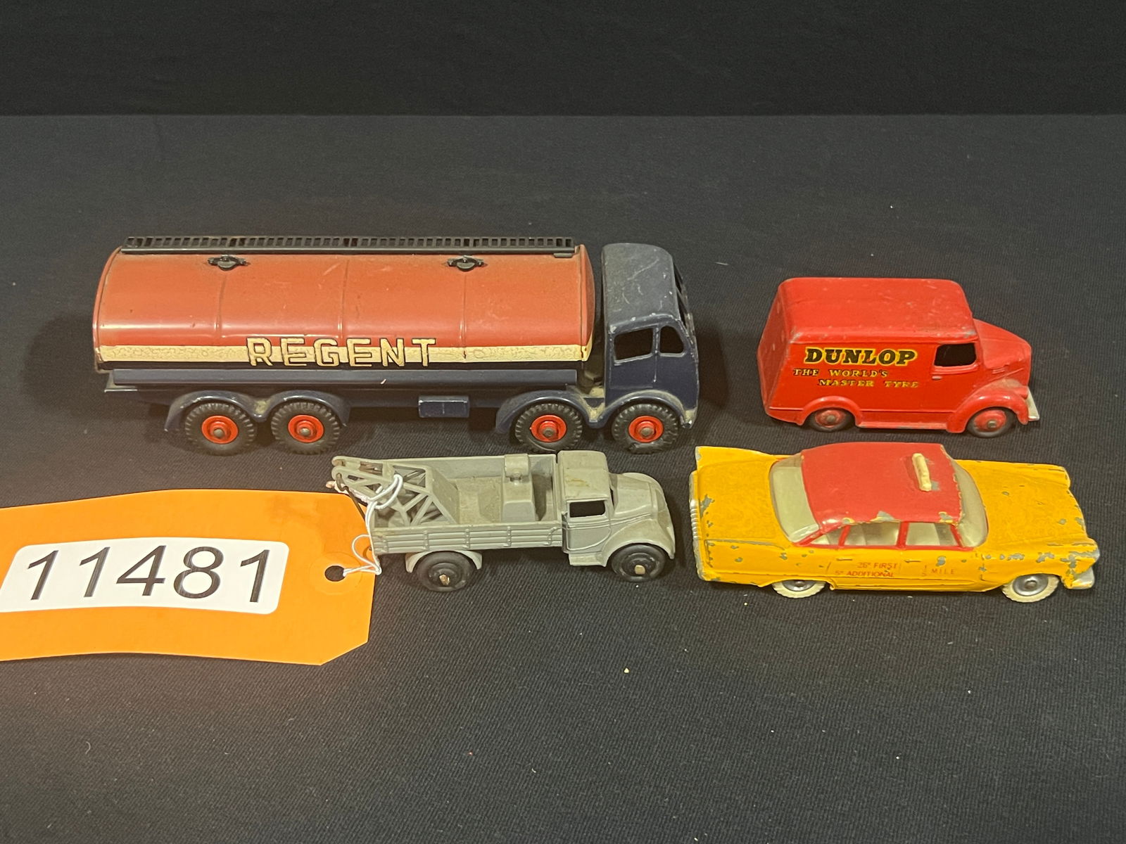 4 Dinky toy cast metal Dunlop tow truck Plymouth regent (1 of 2)