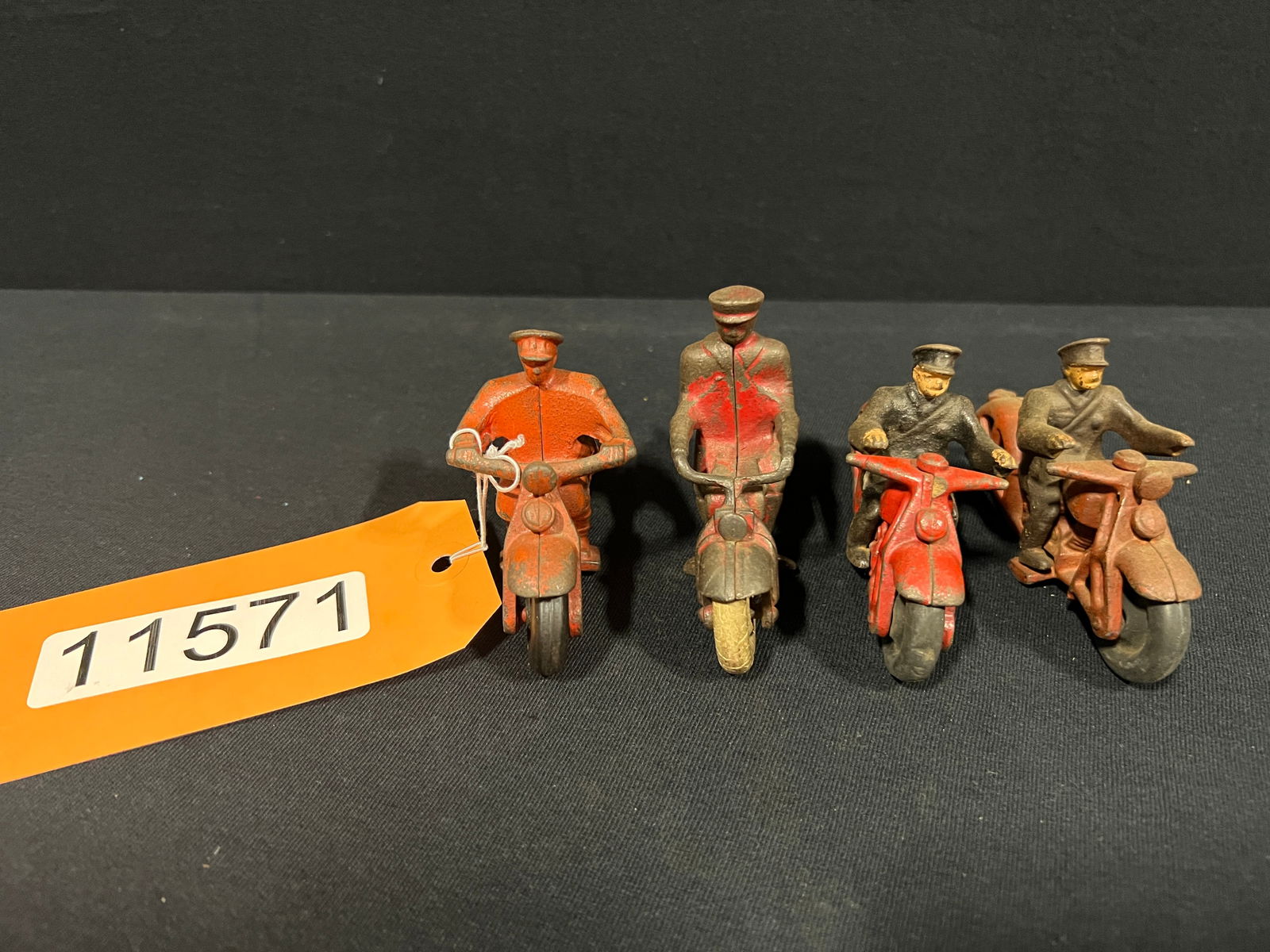 4 Hubley cast iron motorcycle cop officer toys (1 of 3)