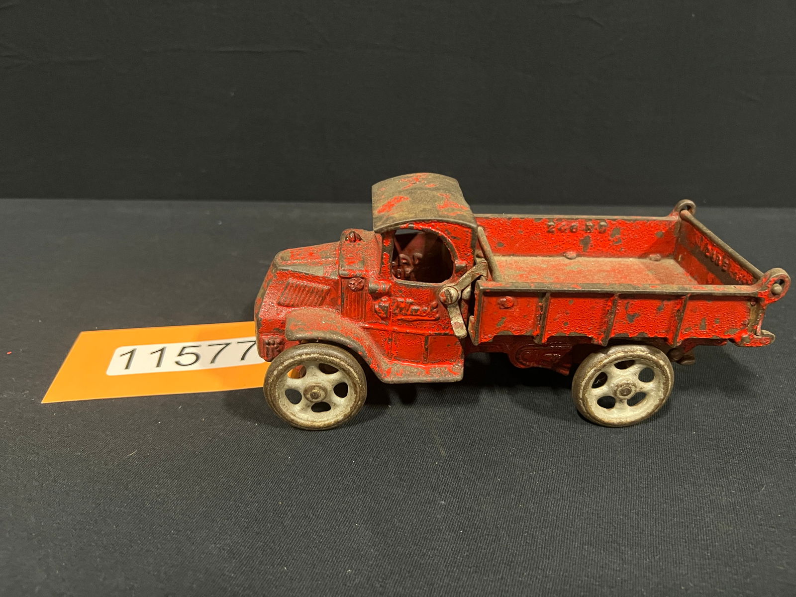Arcade Cast Iron Mack dump truck toy (1 of 4)