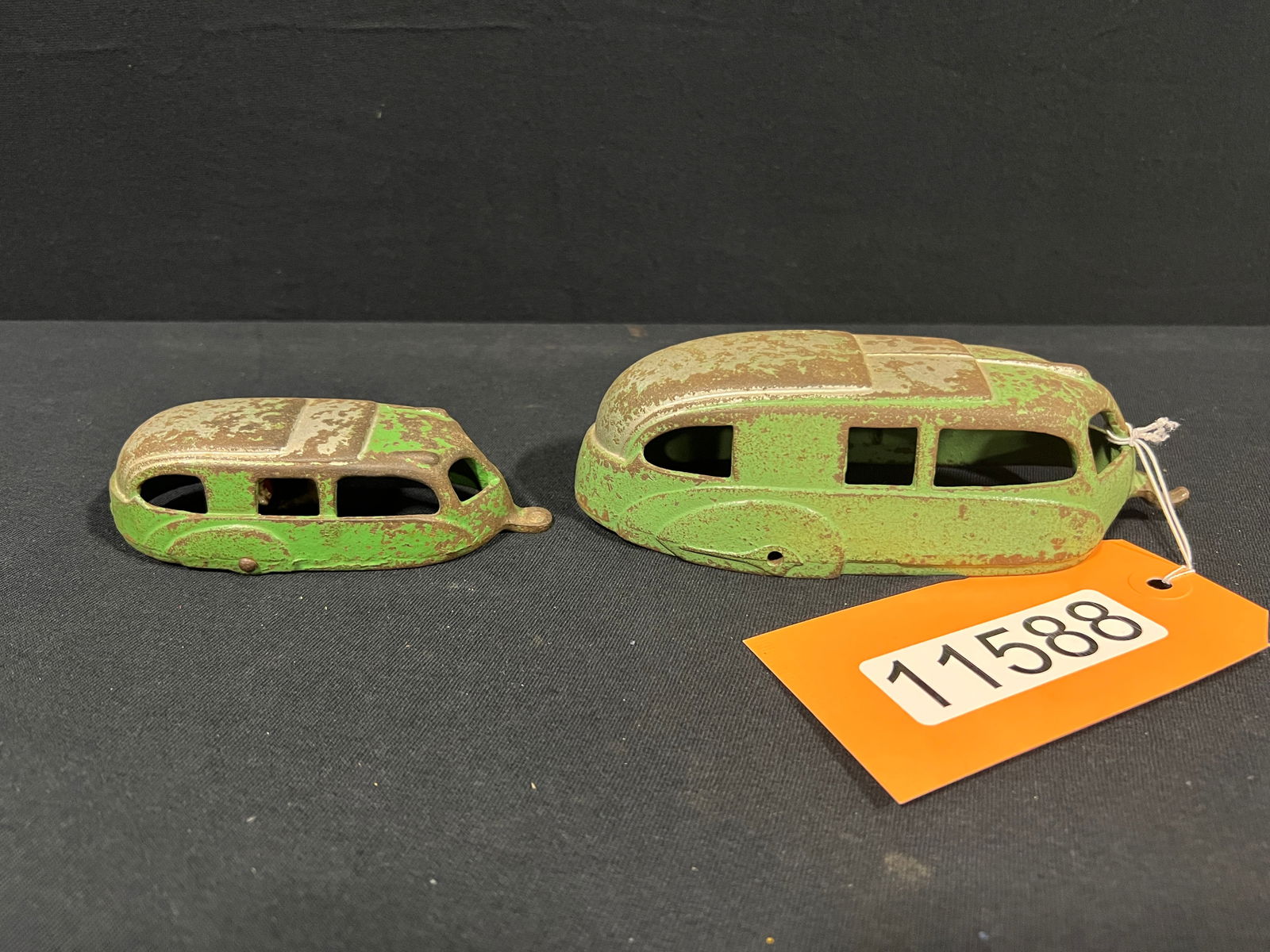 2 Hubley cast iron Lincoln zephyr trailers 7? and 5 (1 of 2)