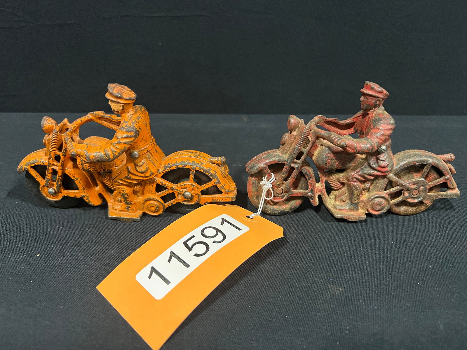 2 Hubley cast iron Patrol motorcycle cop toy (1 of 4)