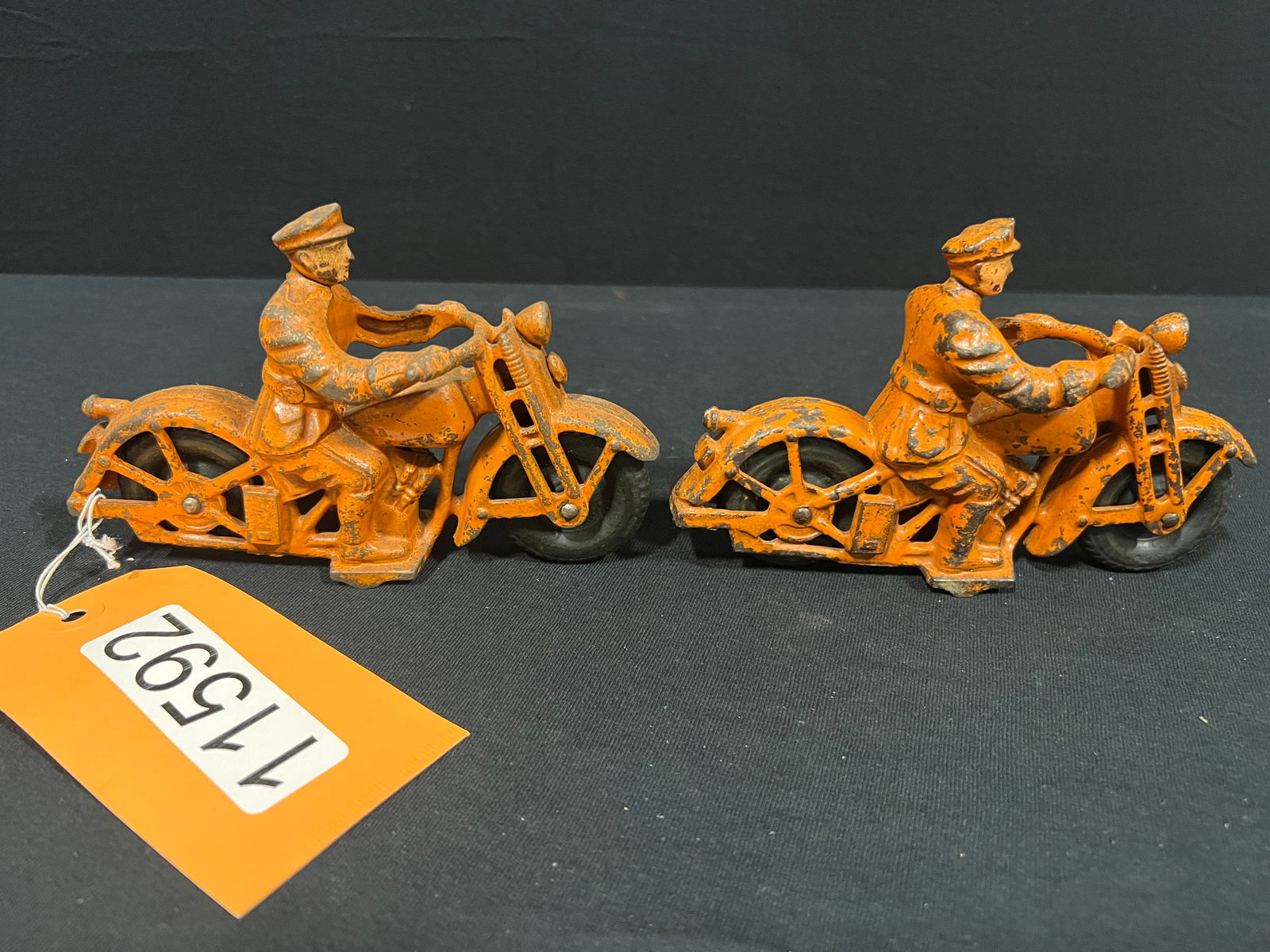 2 Hubley cast iron Patrol motorcycle cop toy (1 of 4)