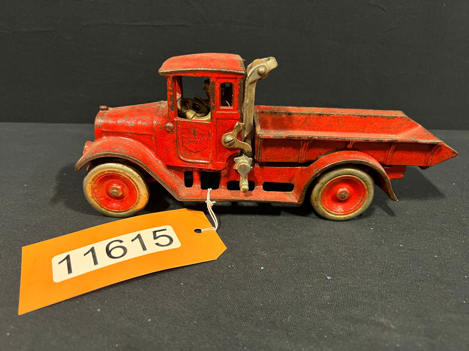 Arcade cast Iron International Harvester dump truck toy (1 of 5)