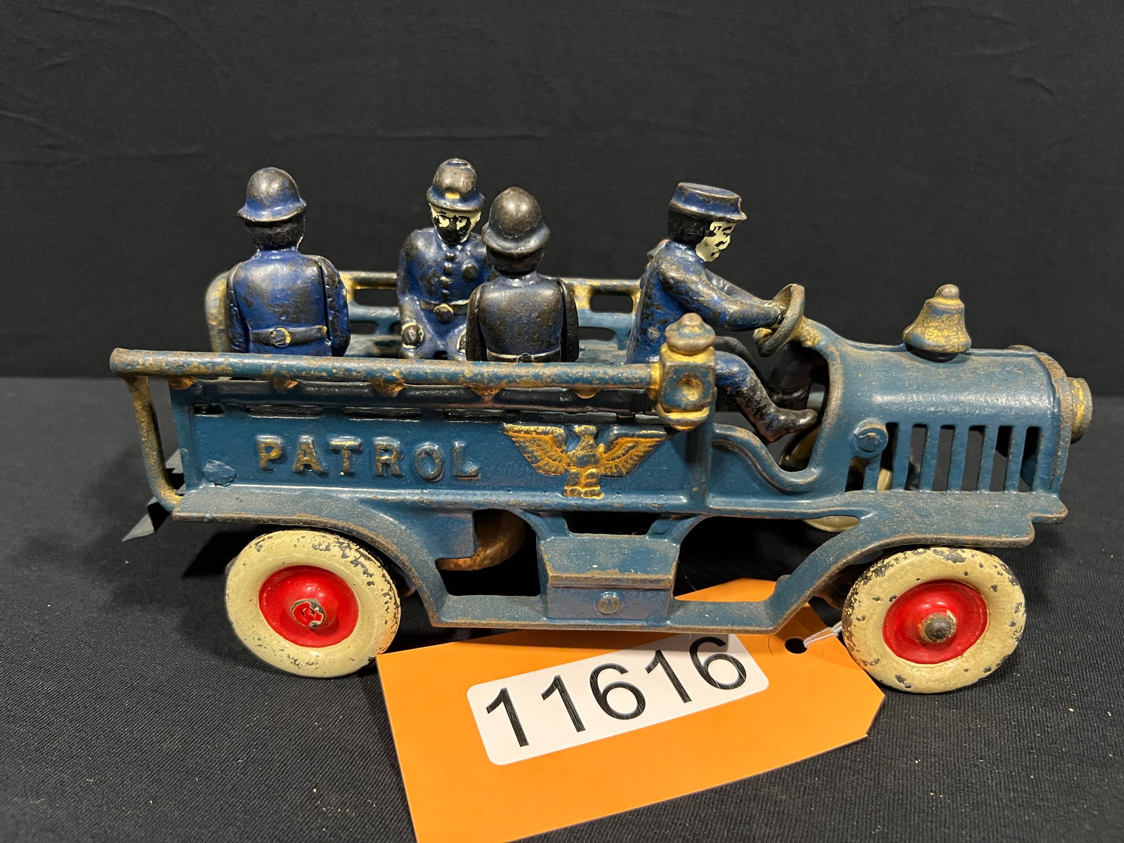 Hubley cast iron blue police patrol station wagon toy (1 of 4)