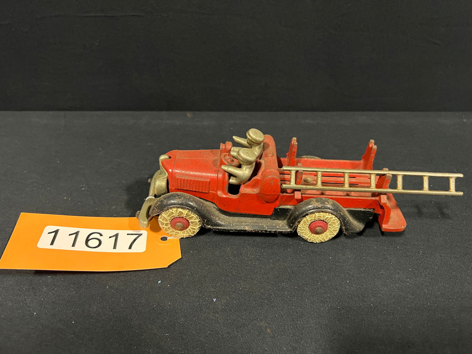 Hubley cast iron red fire ladder truck toy (1 of 4)