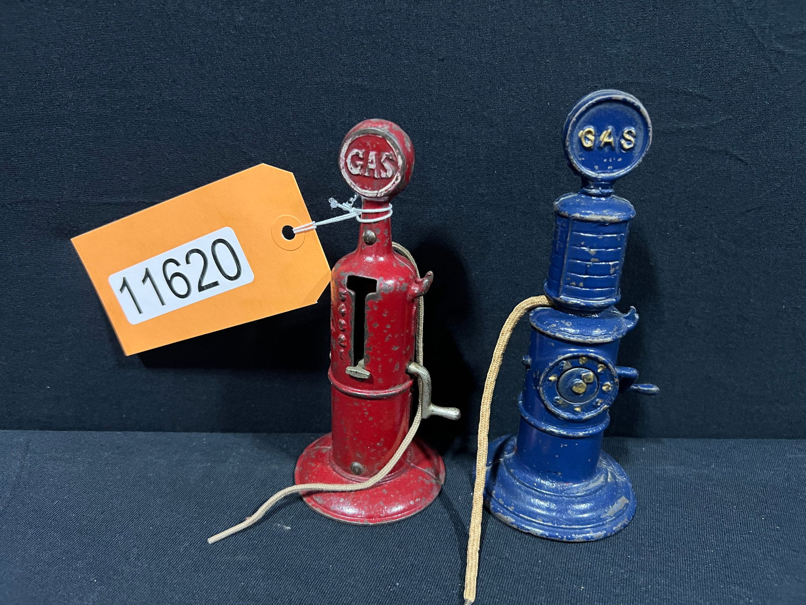 AC Williams cast iron gas pump toy (1 of 2)