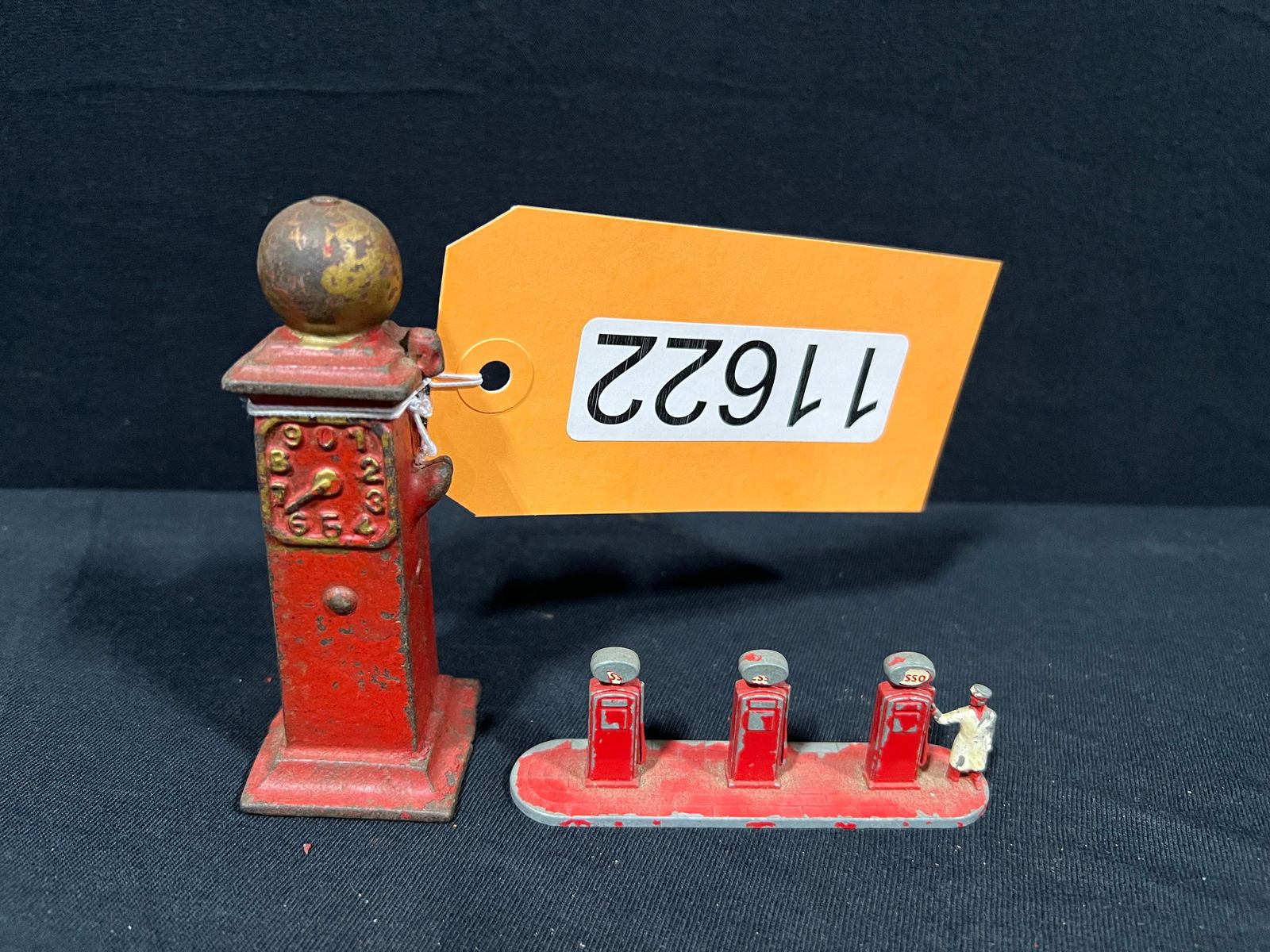 Arcade cast iron gas pump and gas station toy (1 of 2)