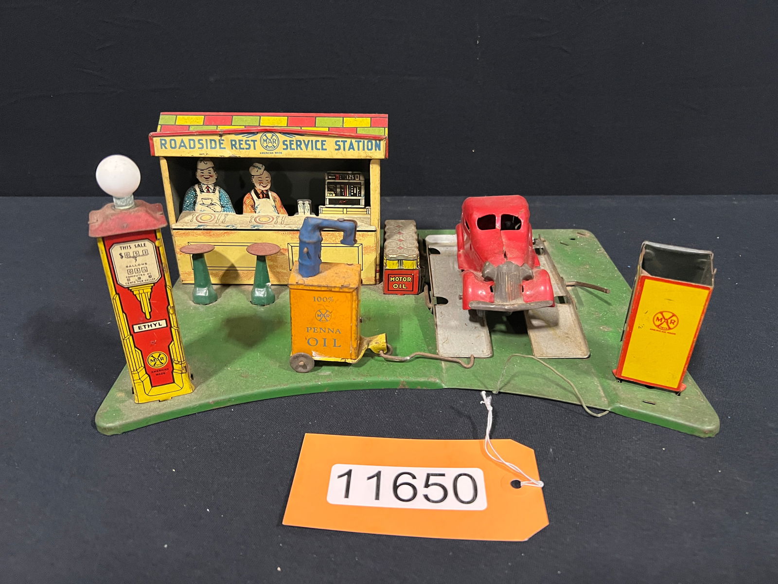 Marx tin Roadside rest service station gas motor toy (1 of 2)