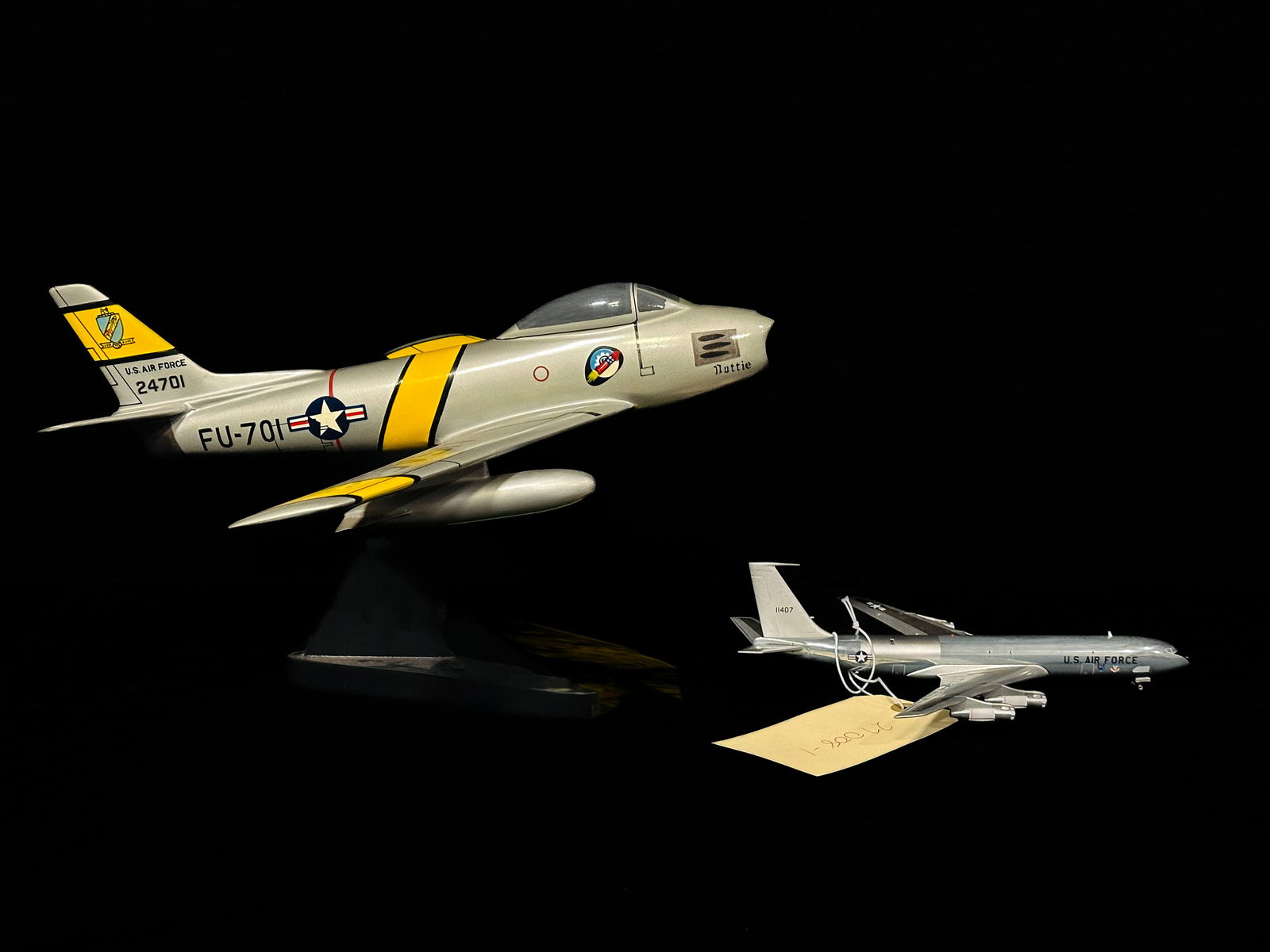F-86F Sabre "Dottie" USAF #FU-701 - 1:32 Desktop Model Airplane Aviation 200 USAF model (1 of 2)