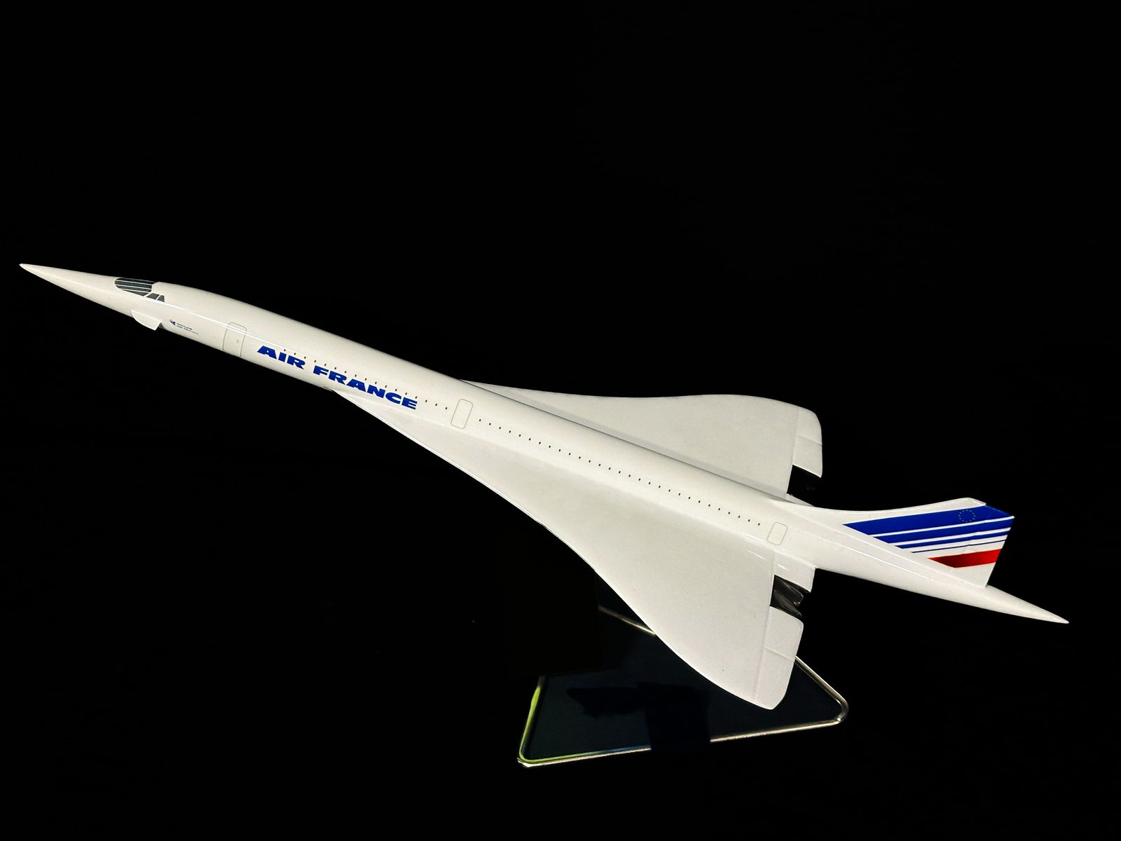 Notice 1125 Concorde Model Airplane W/stand (1 of 3)