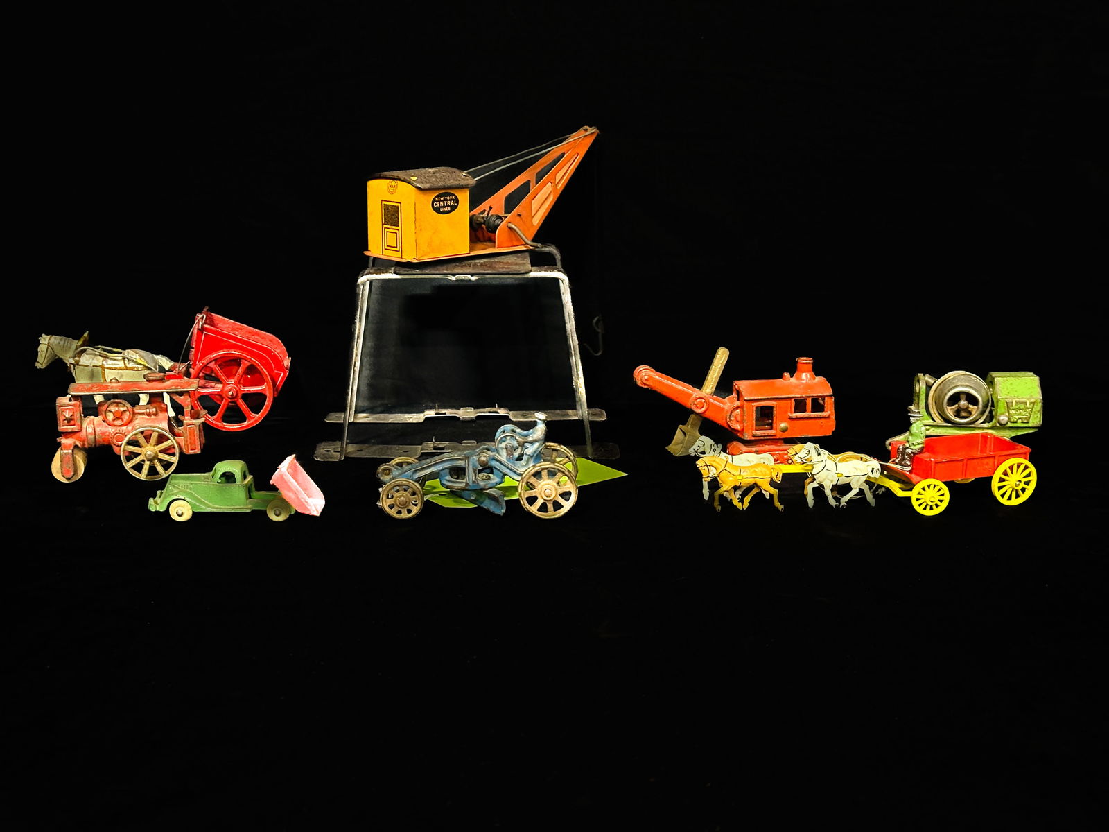 Lot of 8 Cast Iron farming toys including Hubley mixer Arcade toy and crane (1 of 2)
