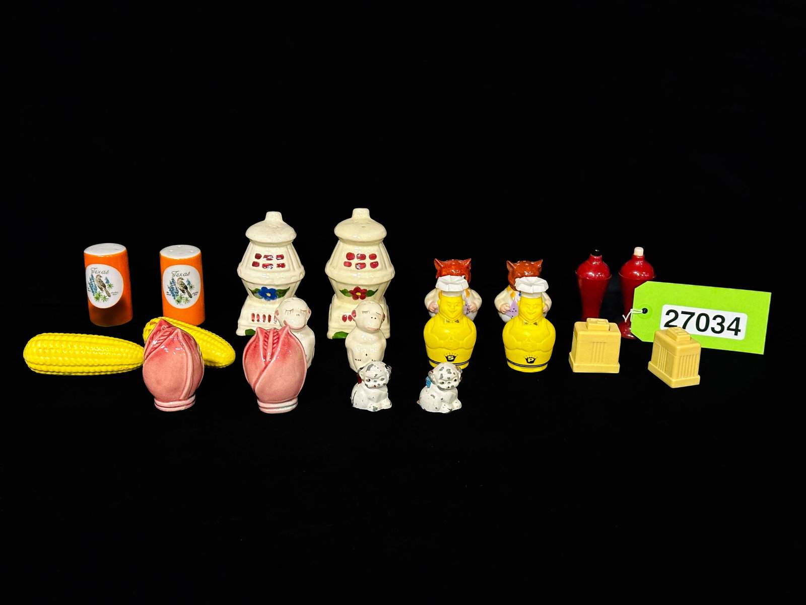 10 sets of Salt and Pepper Shakers. Ceramic, plastic and cast. Texas Corn: Random lotting of Salt and Pepper shakers featuring wolf, Texas Birds, dogs, corn and other things. PLEASE NOTE, THERE IS ONLY ONE WAY TO PAY FOR ONLINE ITEMS IN THIS AUCTION WHICH IS THROUGH LIVE AUC
