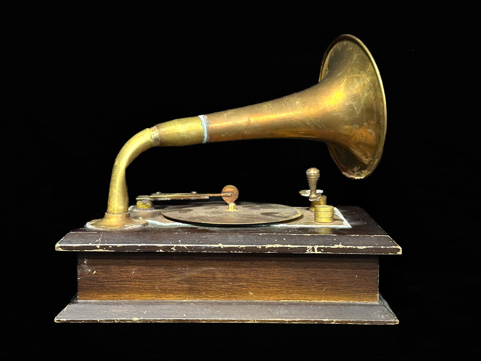 Brass wood gramophone music box. Works: Working gramophone brass music box. PLEASE NOTE, THERE IS ONLY ONE WAY TO PAY FOR ONLINE ITEMS IN THIS AUCTION WHICH IS THROUGH LIVE AUCTIONEERS. THIS IS THE MOST SECURE METHOD OF PAYMENT. MAKE SURE Y