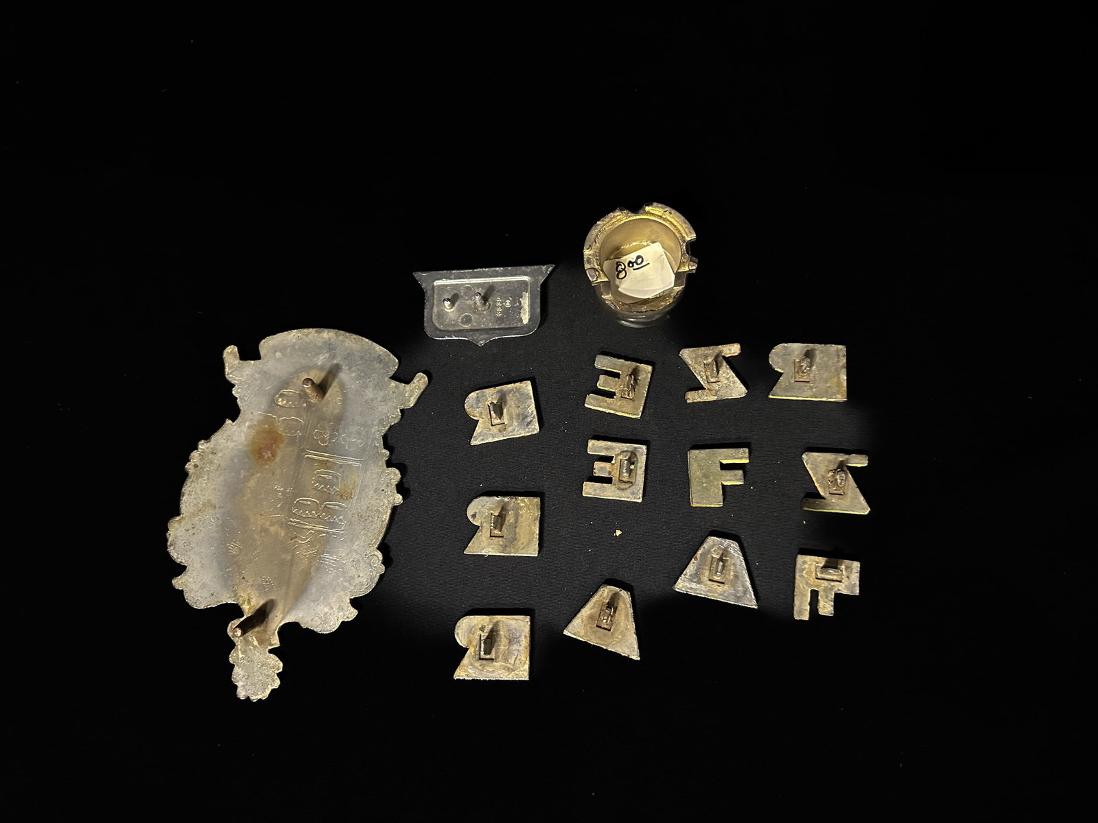 Kaiser Frazer hood letters emblem ornament: Mixed lot of Kaiser Fraser items. PLEASE NOTE, THERE IS ONLY ONE WAY TO PAY FOR ONLINE ITEMS IN THIS AUCTION WHICH IS THROUGH LIVE AUCTIONEERS. THIS IS THE MOST SECURE METHOD OF PAYMENT. MAKE SURE YOU