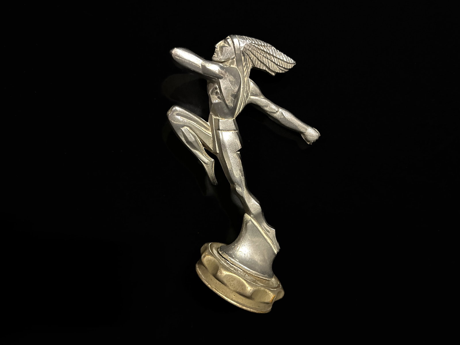 1936 Pontiac Running Chief hood ornament: 1936 Pontiac hood ornament. PLEASE NOTE, THERE IS ONLY ONE WAY TO PAY FOR ONLINE ITEMS IN THIS AUCTION WHICH IS THROUGH LIVE AUCTIONEERS. THIS IS THE MOST SECURE METHOD OF PAYMENT. MAKE SURE YOUR LIVE