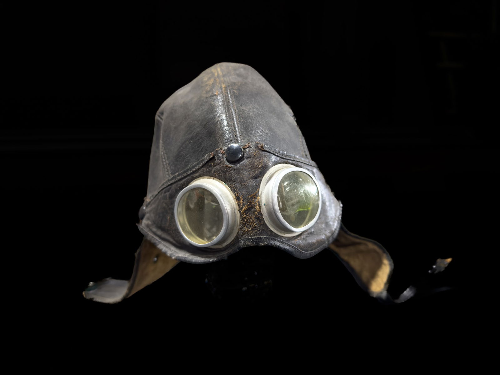 Aviator plane leather helmet or possible racing helmet (1 of 4)