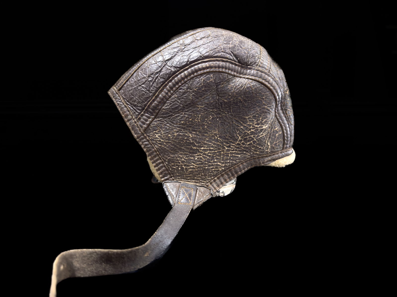 Leather aviator cap 1930s is our guess: Leather aviator cap, possible 1930s. PLEASE NOTE, THERE IS ONLY ONE WAY TO PAY FOR ONLINE ITEMS IN THIS AUCTION WHICH IS THROUGH LIVE AUCTIONEERS. THIS IS THE MOST SECURE METHOD OF PAYMENT. MAKE SURE