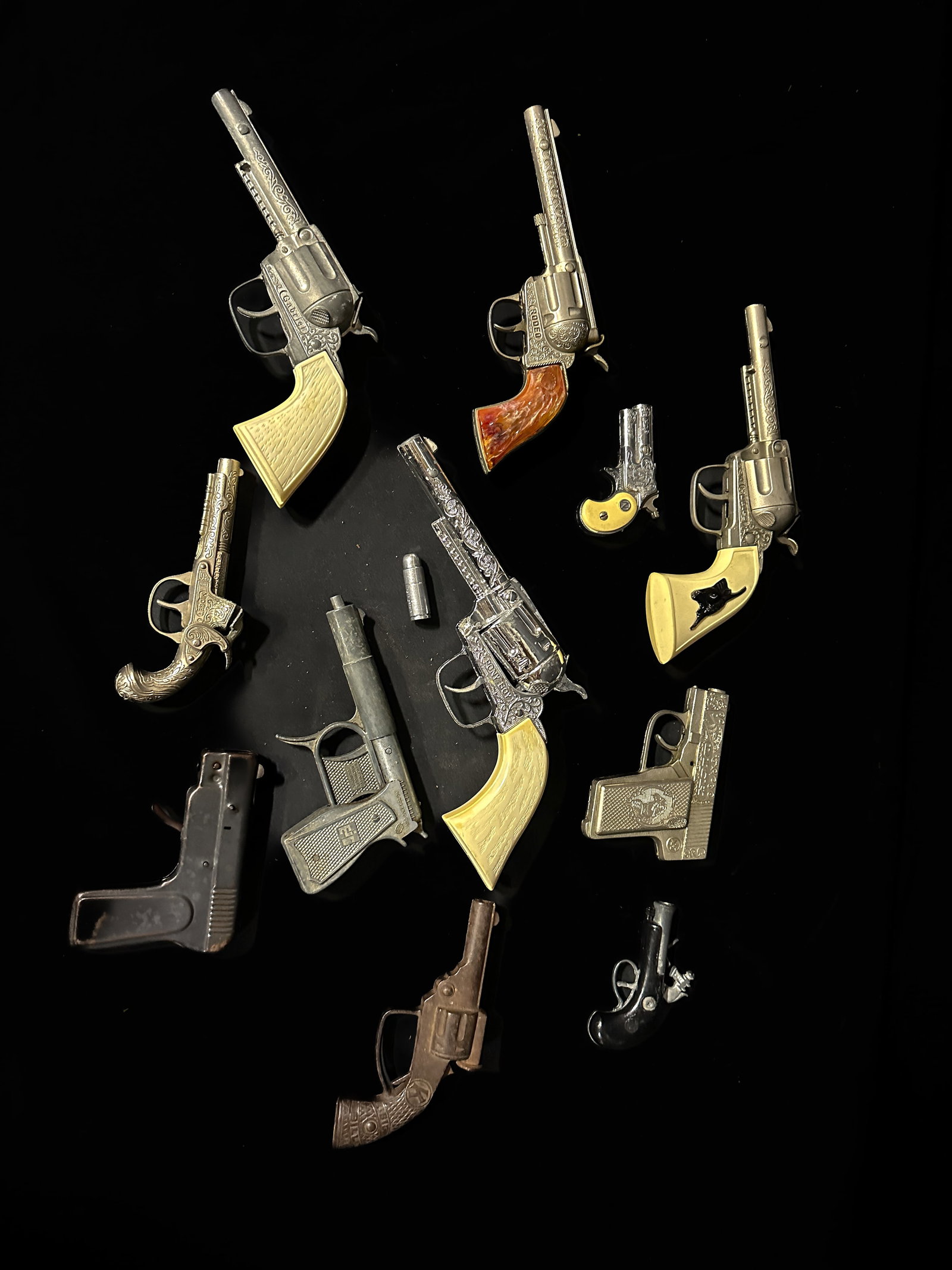 Hubley Dick Spud Dyna Mite Gabriel Pony boy Big bill cap gun: Mixed lot of cap guns. PLEASE NOTE, THERE IS ONLY ONE WAY TO PAY FOR ONLINE ITEMS IN THIS AUCTION WHICH IS THROUGH LIVE AUCTIONEERS. THIS IS THE MOST SECURE METHOD OF PAYMENT. MAKE SURE YOUR LIVE AUCT