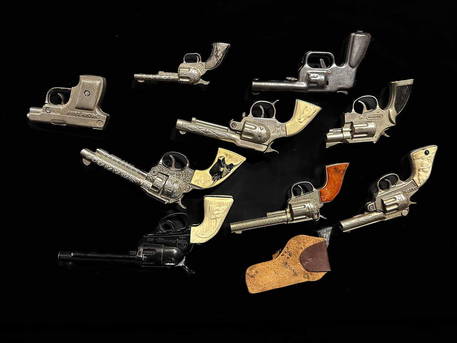 Texan Jr Fanner Bango Daisy Trooper Rodeo Texas police chief Texas Ranger Smoky cap gun: Mixed lot of cap guns. PLEASE NOTE, THERE IS ONLY ONE WAY TO PAY FOR ONLINE ITEMS IN THIS AUCTION WHICH IS THROUGH LIVE AUCTIONEERS. THIS IS THE MOST SECURE METHOD OF PAYMENT. MAKE SURE YOUR LIVE AUCT