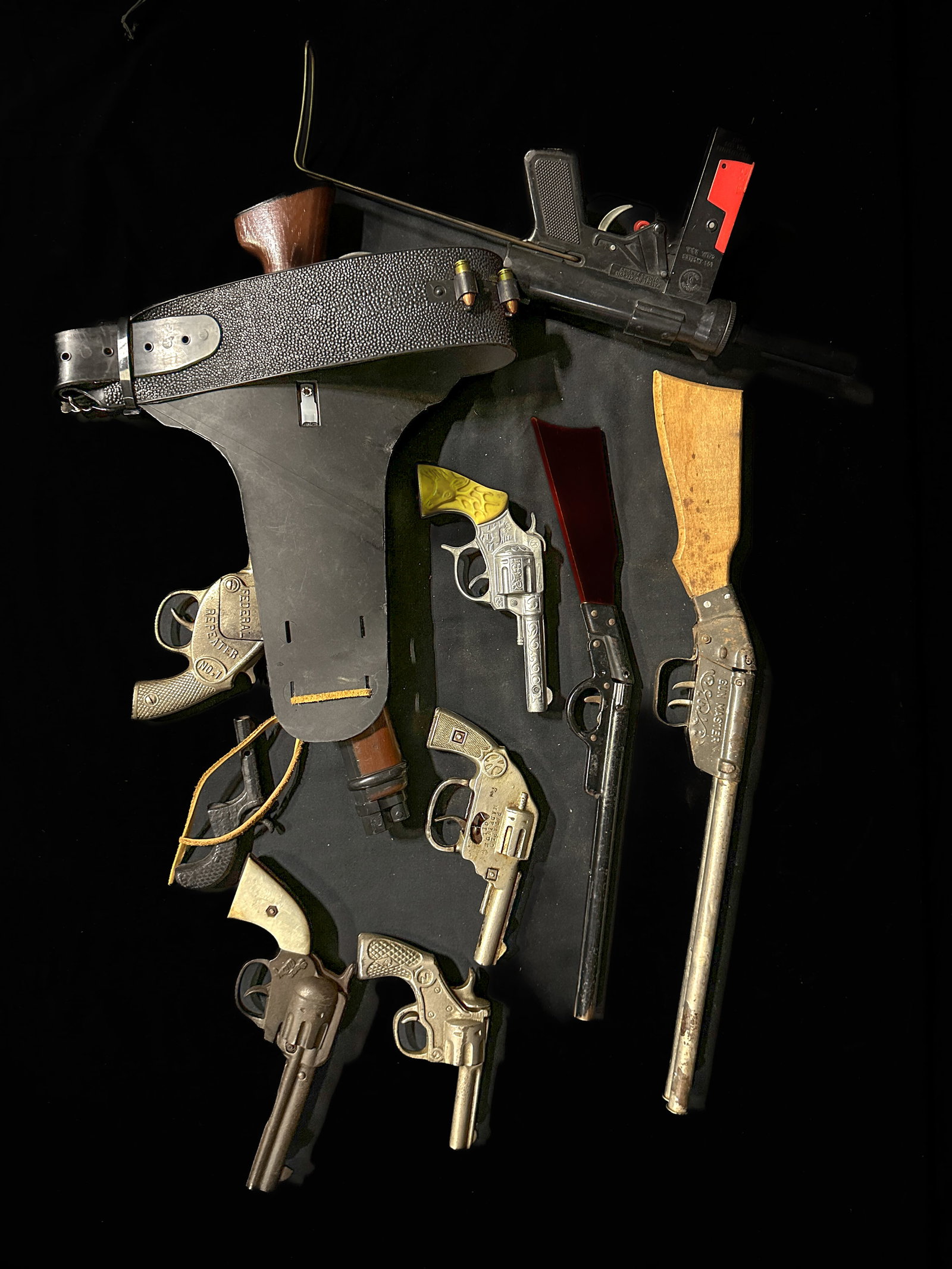 Gun master Western Scout Buck Mattel Federal Gene Autry Invincible cap gun: Mixed lot of cap guns. PLEASE NOTE, THERE IS ONLY ONE WAY TO PAY FOR ONLINE ITEMS IN THIS AUCTION WHICH IS THROUGH LIVE AUCTIONEERS. THIS IS THE MOST SECURE METHOD OF PAYMENT. MAKE SURE YOUR LIVE AUCT