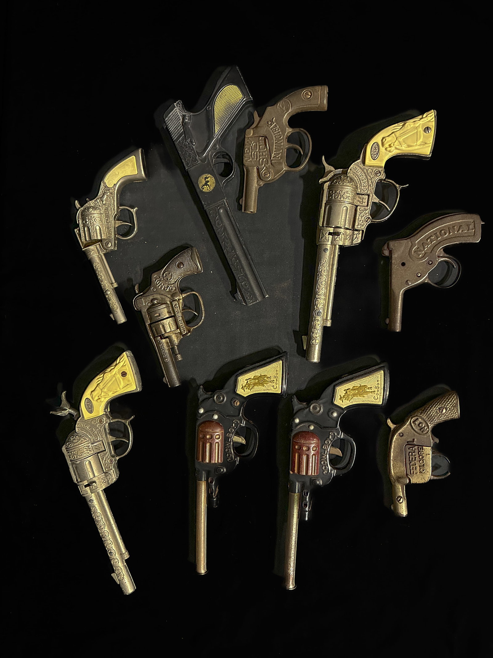 Hubley Dandy National Federal Kilgore Invincible Cowboy Gene Autry Knickerbocker cap gun: Mixed lot of cap guns. PLEASE NOTE, THERE IS ONLY ONE WAY TO PAY FOR ONLINE ITEMS IN THIS AUCTION WHICH IS THROUGH LIVE AUCTIONEERS. THIS IS THE MOST SECURE METHOD OF PAYMENT. MAKE SURE YOUR LIVE AUCT