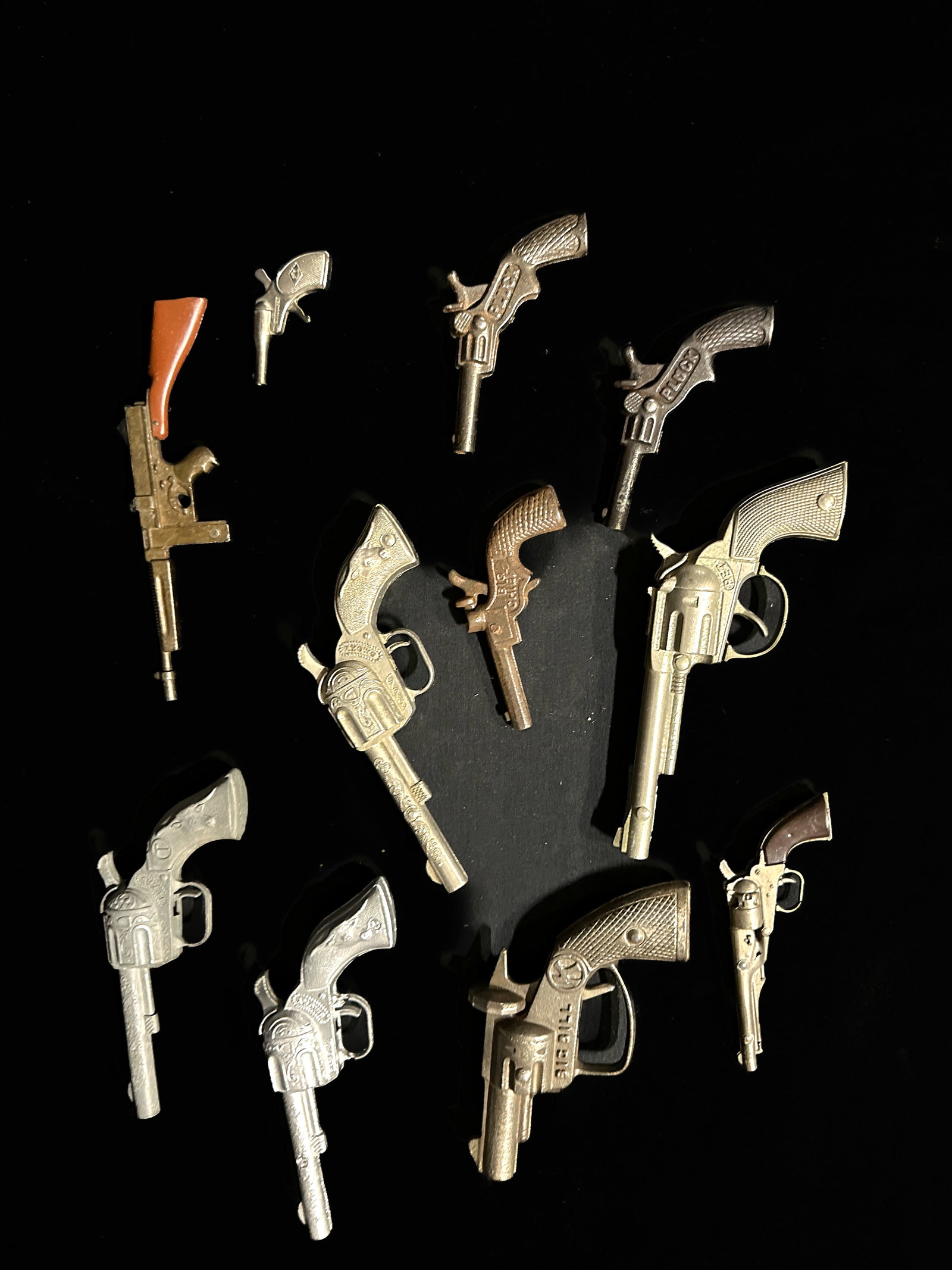Big Bill Smoky pluck big chief pet old timer Texas cap gun: Mixed lot of small cap guns. PLEASE NOTE, THERE IS ONLY ONE WAY TO PAY FOR ONLINE ITEMS IN THIS AUCTION WHICH IS THROUGH LIVE AUCTIONEERS. THIS IS THE MOST SECURE METHOD OF PAYMENT. MAKE SURE YOUR LIV