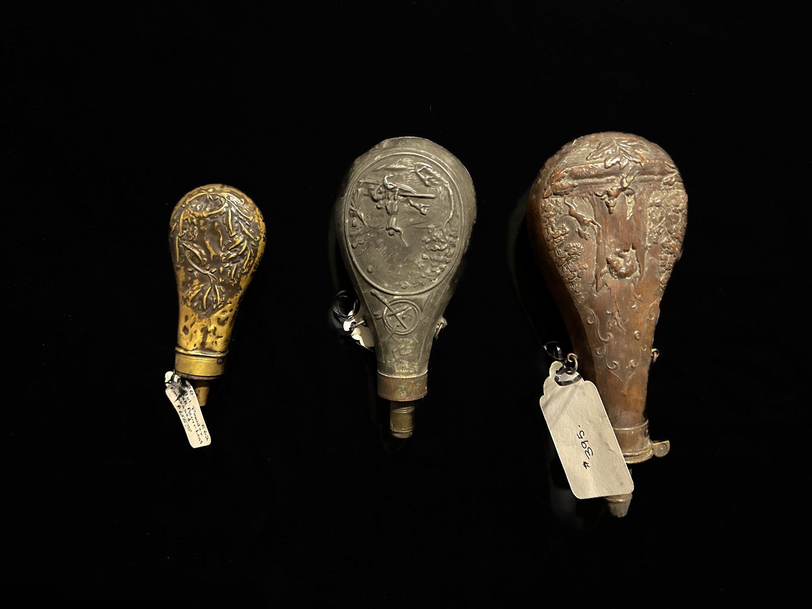 Hunting Scene powder flask 6.5? Treed Bear powder flask with side mounts. Pistol powder flask: Hunting Scene powder flask 6.5" Treed Bear powder flask with side mounts. Pistol powder flask. PLEASE NOTE, THERE IS ONLY ONE WAY TO PAY FOR ONLINE ITEMS IN THIS AUCTION WHICH IS THROUGH LIVE AUCTIONE