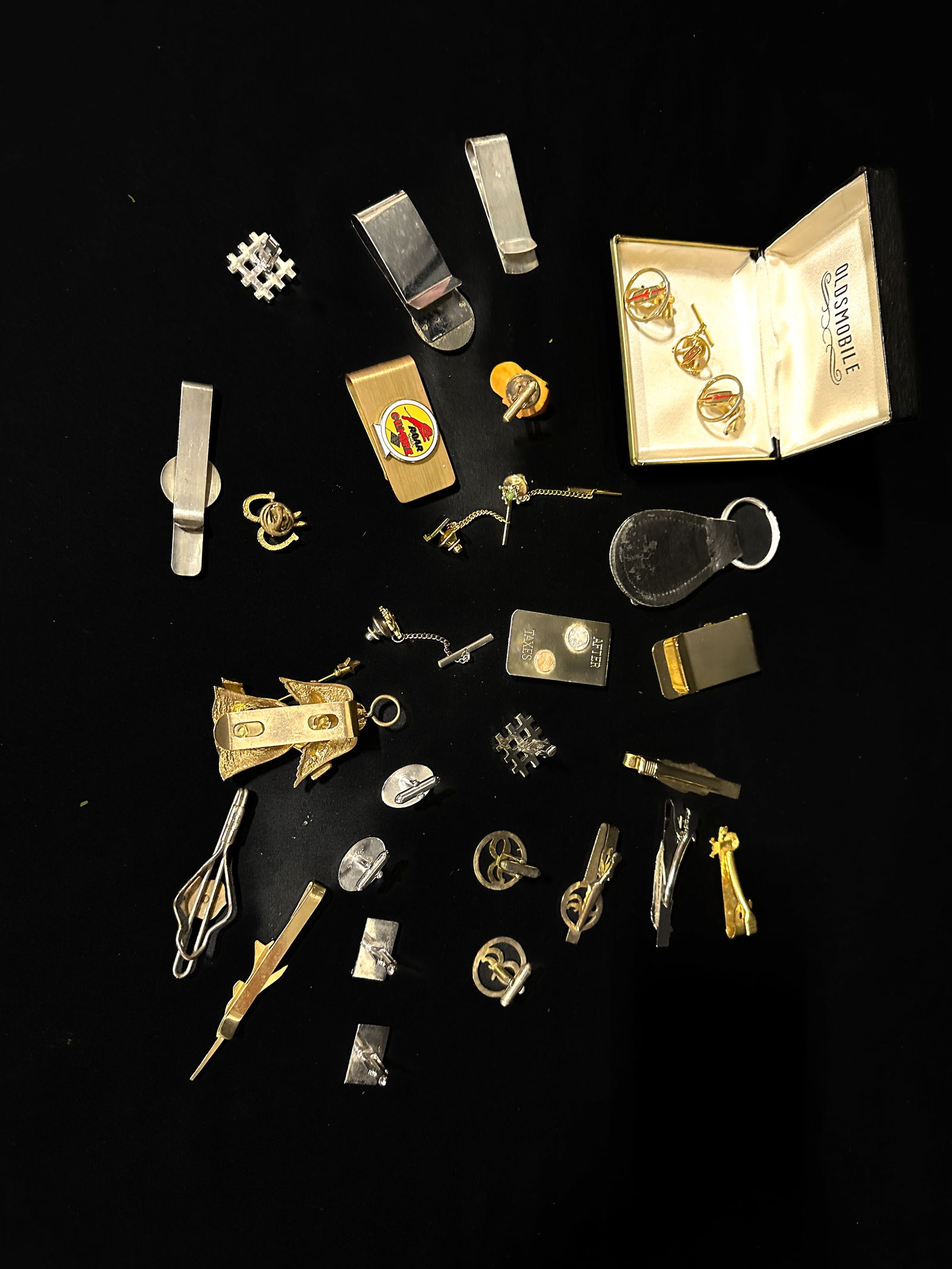 Gilmore Oldsmobile Greyhound Sheriff Jack Daniels Money clips tie clips cufflinks and misc pieces (1 of 2)