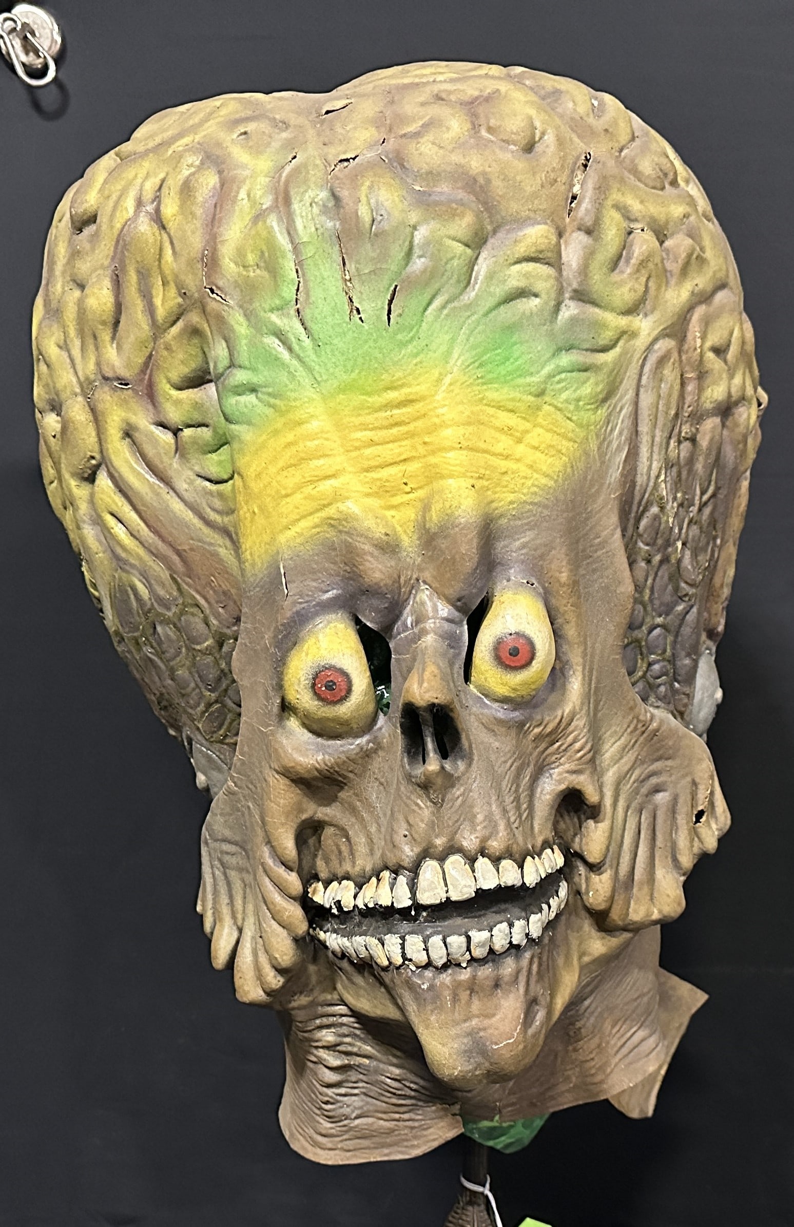 1997 Mars attacks alien Halloween mask with mask holder (1 of 2)