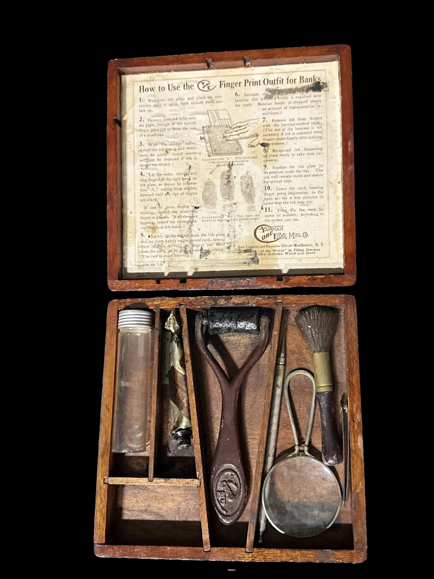 Yawman Erbe MFG Finger print outfit for banks kit: Really neat finger print kit with tools from Yawman and Erbe. PLEASE NOTE, THERE IS ONLY ONE WAY TO PAY FOR ONLINE ITEMS IN THIS AUCTION WHICH IS THROUGH LIVE AUCTIONEERS. THIS IS THE MOST SECURE METH