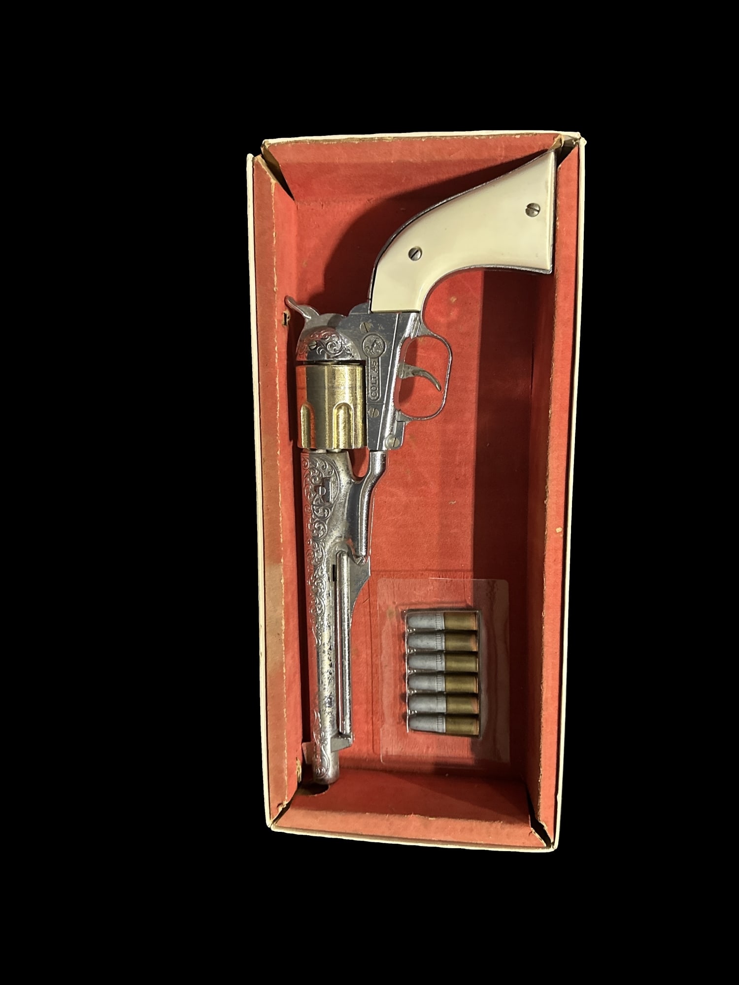 Hubley Colt 45 Repeating cap toy pistol with metal cartridges: Half the box is present. Hubley colt 45 toy gun. PLEASE NOTE, THERE IS ONLY ONE WAY TO PAY FOR ONLINE ITEMS IN THIS AUCTION WHICH IS THROUGH LIVE AUCTIONEERS. THIS IS THE MOST SECURE METHOD OF PAYMENT