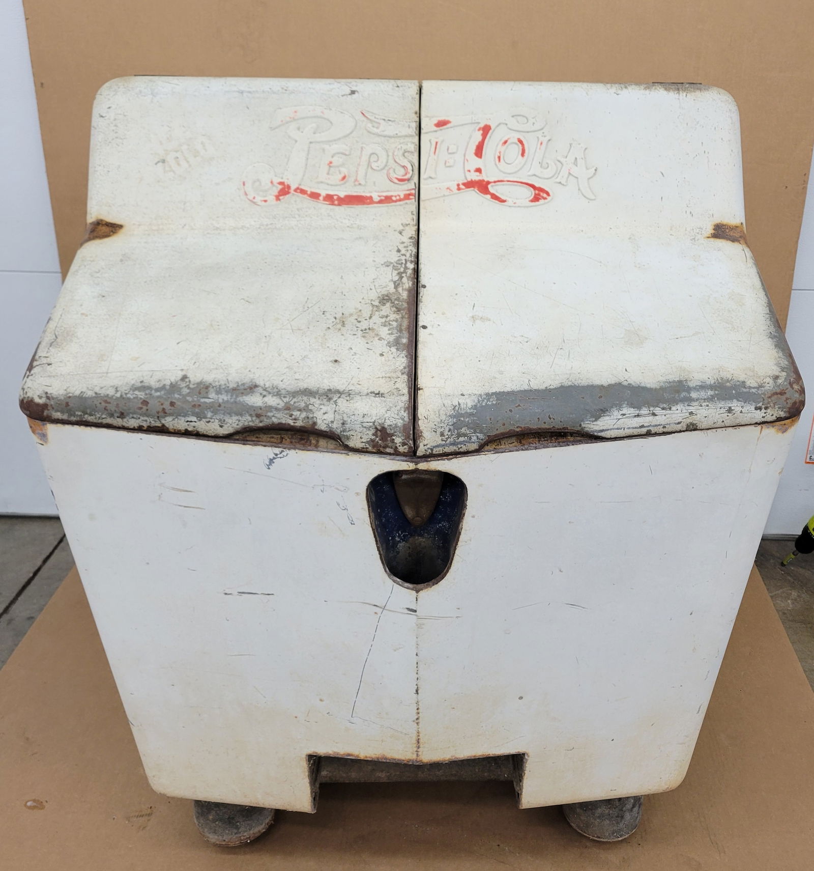 Pepsi Cola Embossed Double Dot Gullwing Heintz Cooler (1 of 5)